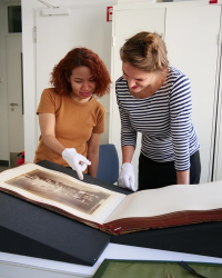 Eksuda Singhalampong and Lilly Lulay in the Photography Collection of Münchner Stadmuseum, Münchner Stadtmuseum | DER GREIF