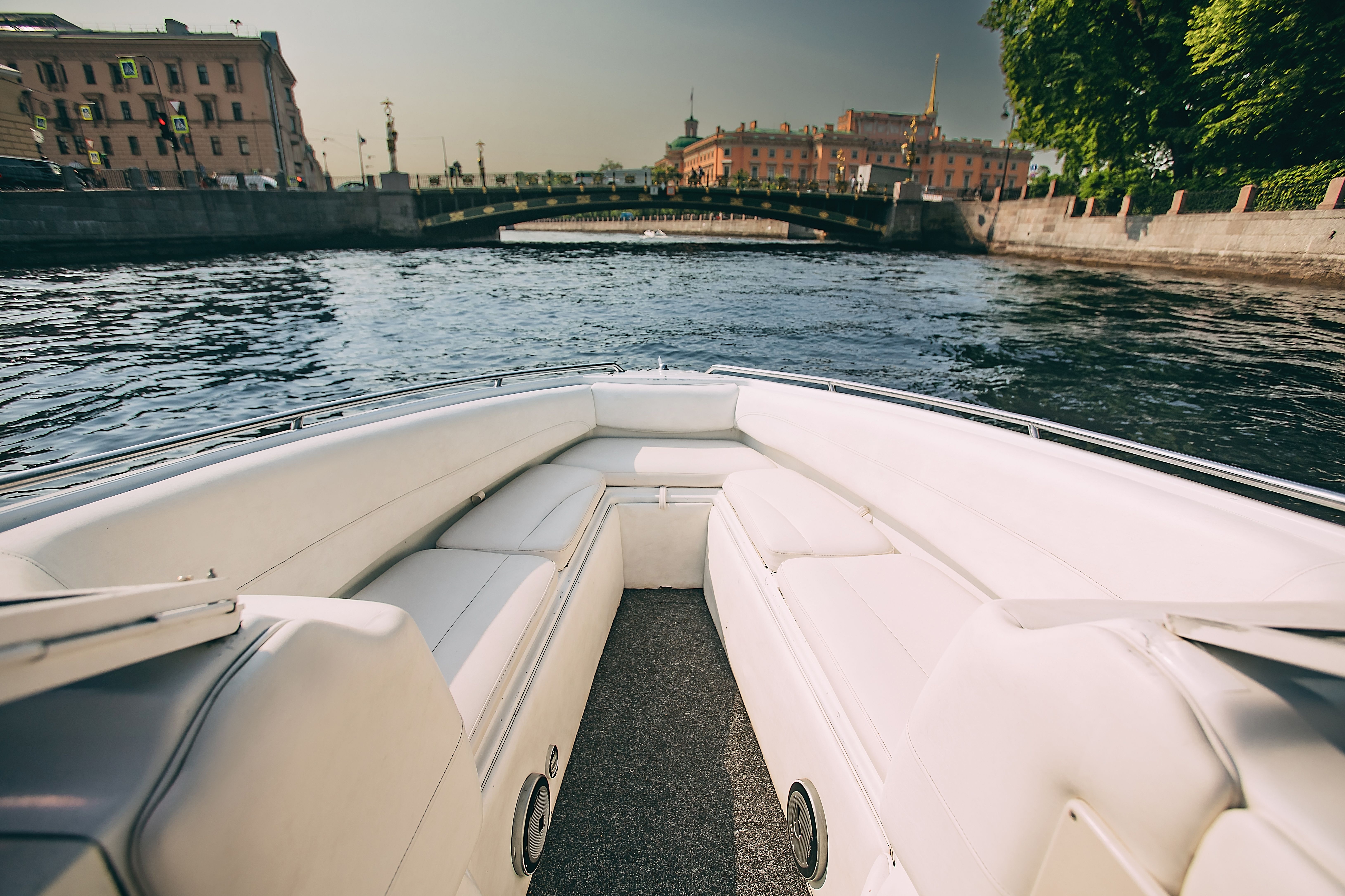 Интерьер и пассажирская зона катера Черный Шериф Crownline 266