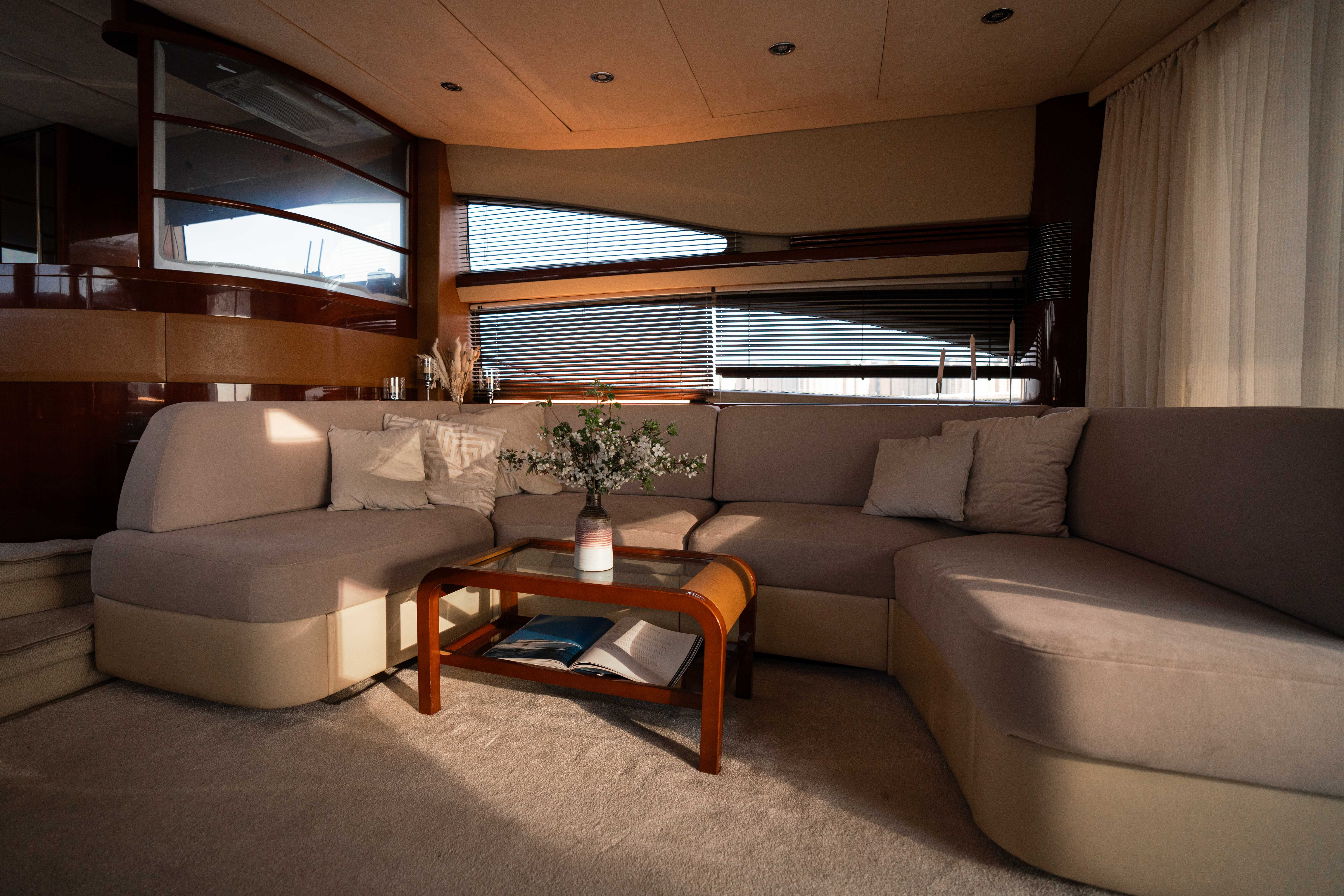 Интерьер кают-компании моторной яхты Принцесса 68 с мягкой мебелью.