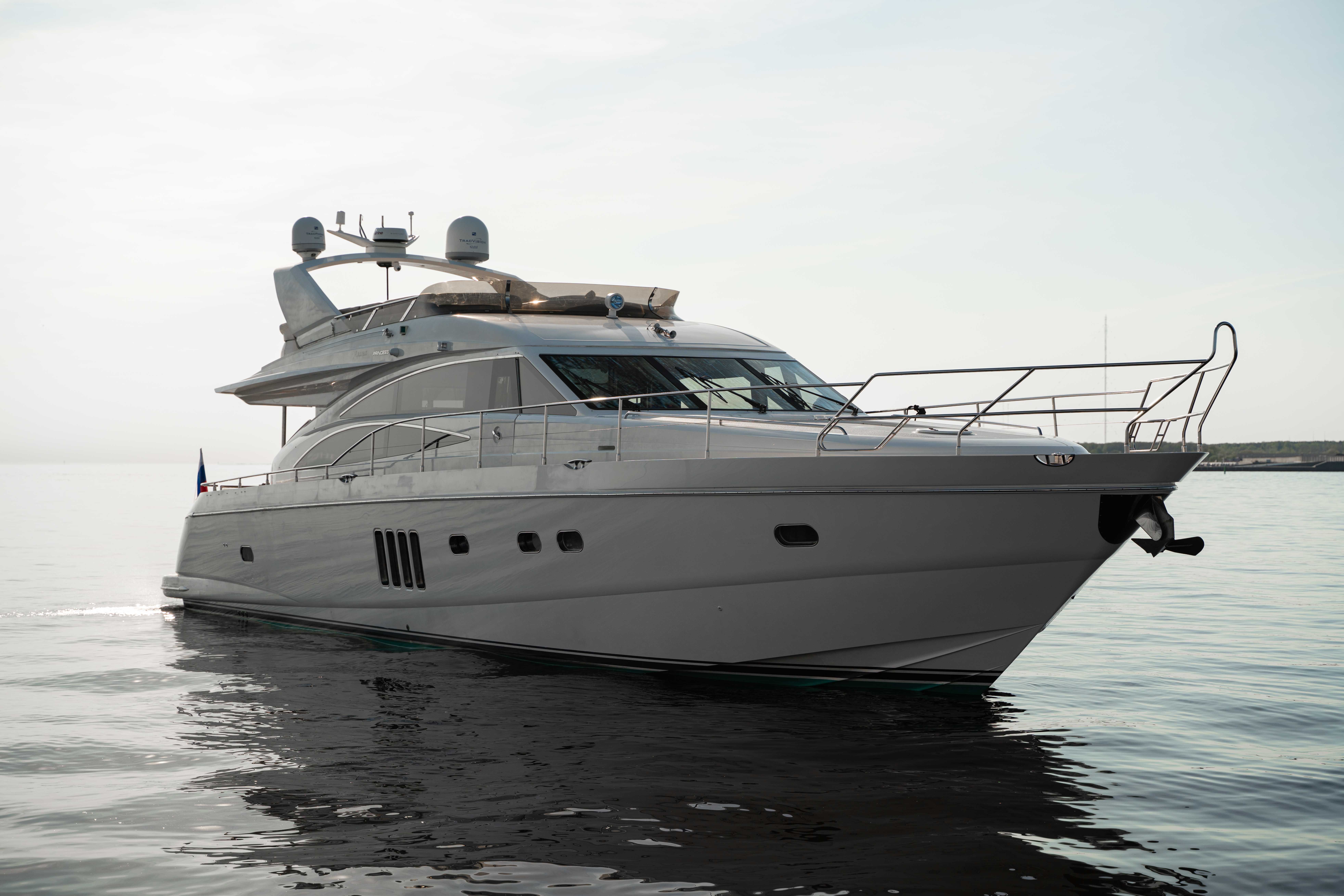 Британская яхта Princess 68 на ходу в открытом море.