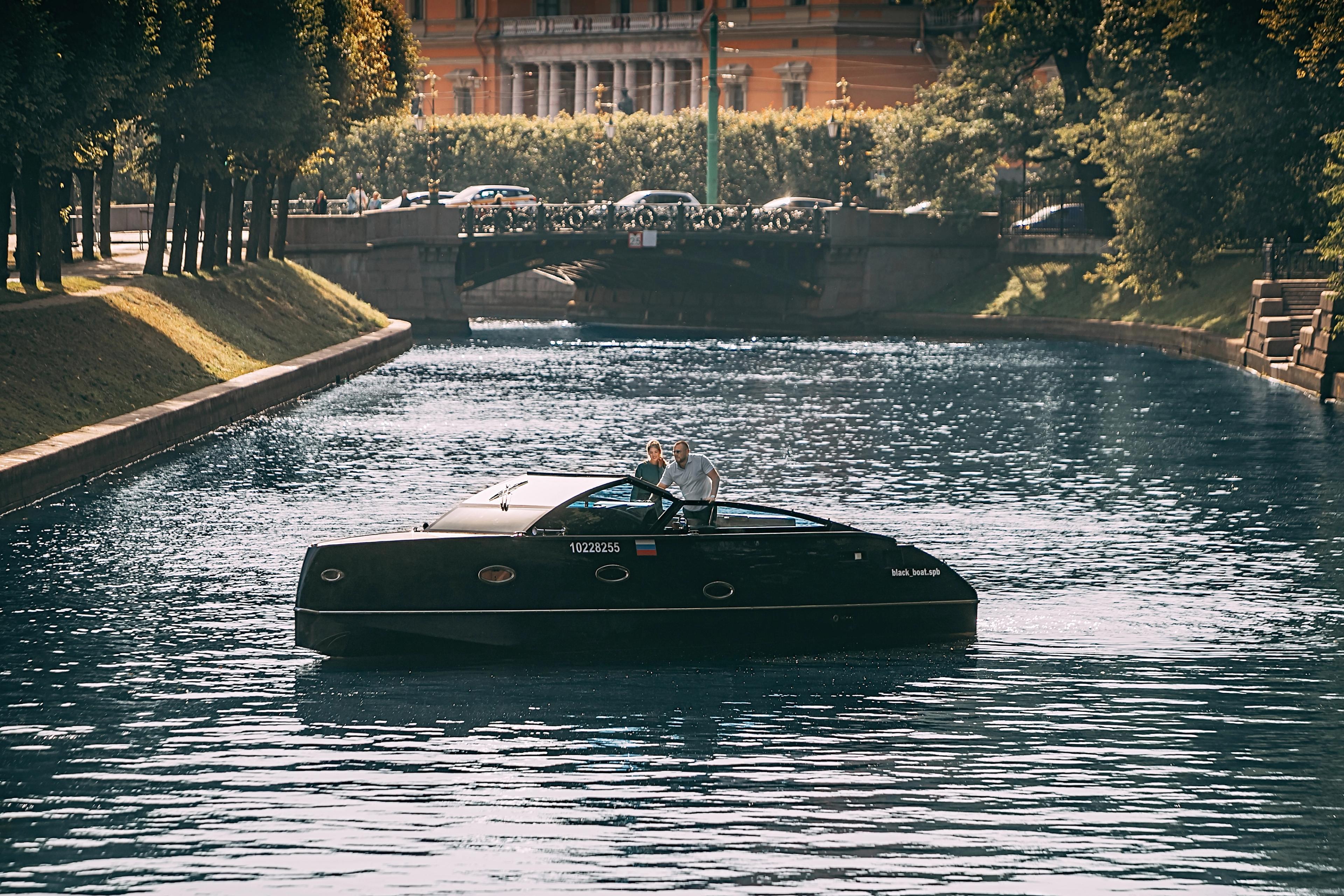 Спортивный круизный катер Velvette 33 Black Boat в цвете черный металлик