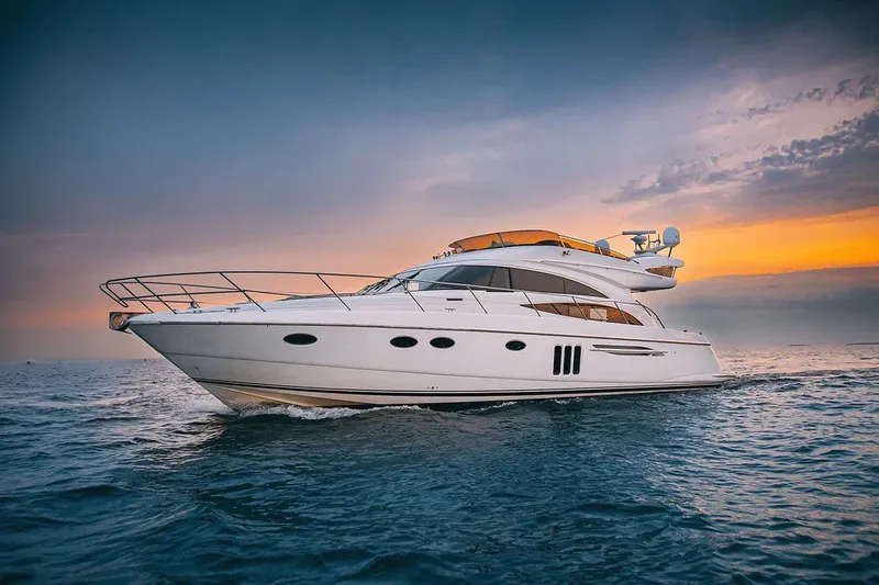 Трехпалубная моторная яхта Princess 58 — флагман флота в Санкт-Петербурге