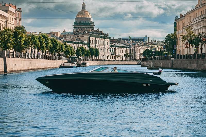 Катер BLACK SHERIFF Crownline 266 на реке в Санкт-Петербурге