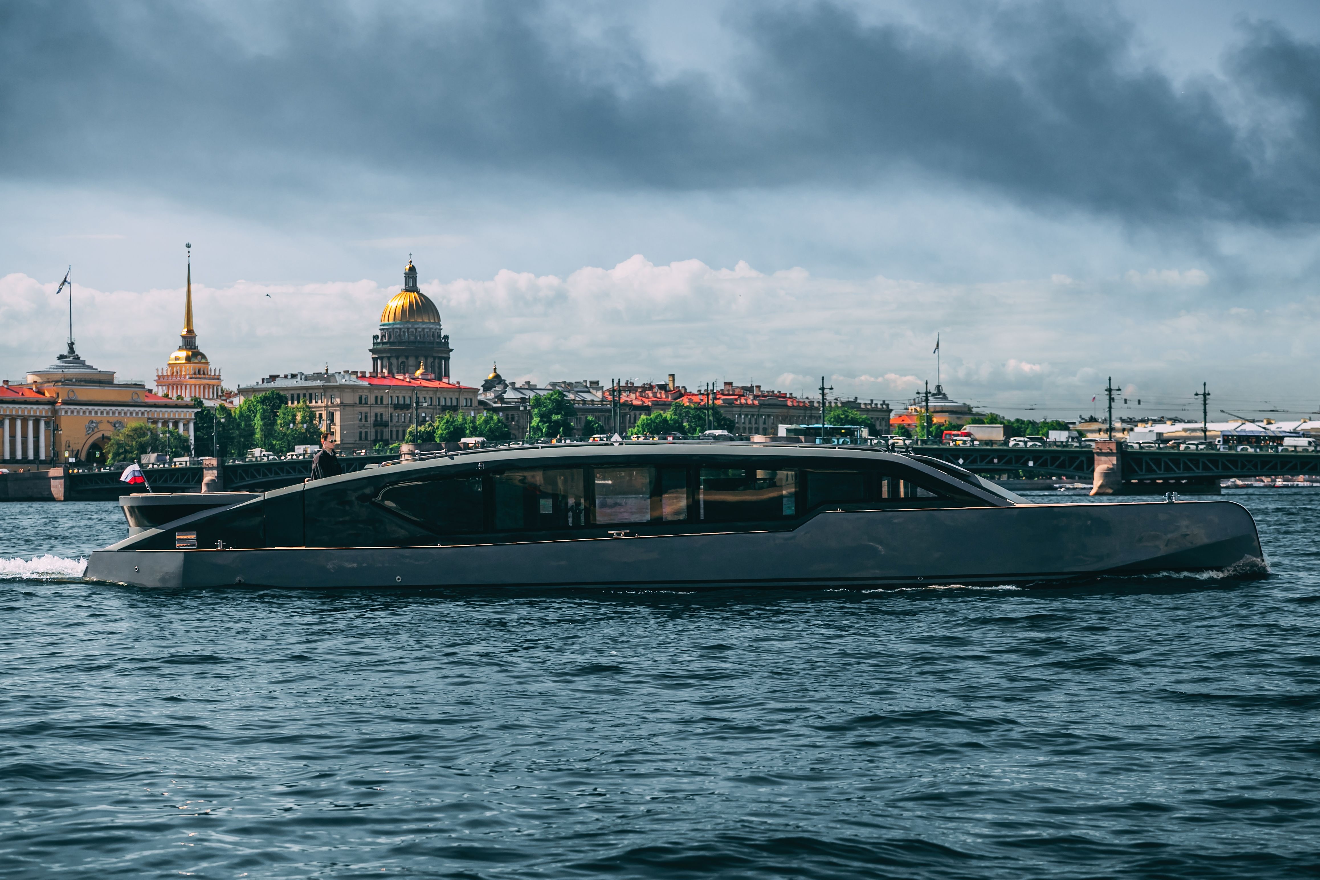 Премиальная моторная яхта Оникс Onyx длиной 17.5 метров на реке Фонтанке в СПб