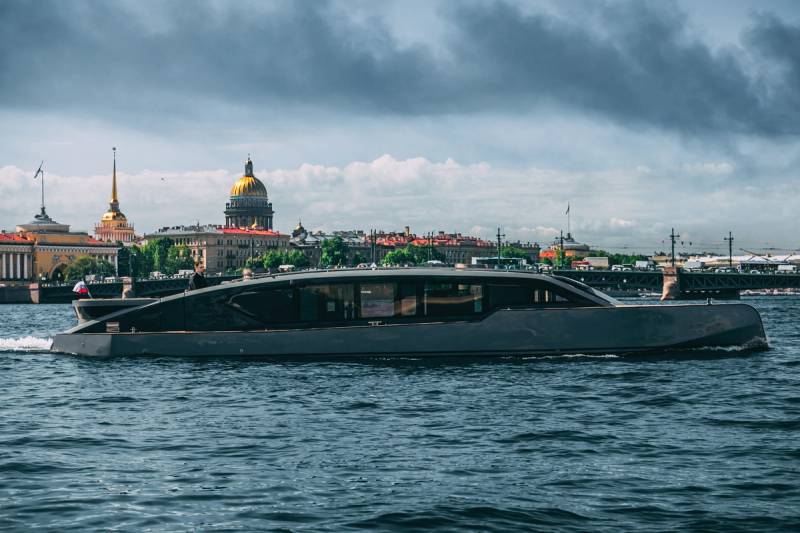 Премиальная моторная яхта Оникс Onyx длиной 17.5 метров на реке Фонтанке в СПб