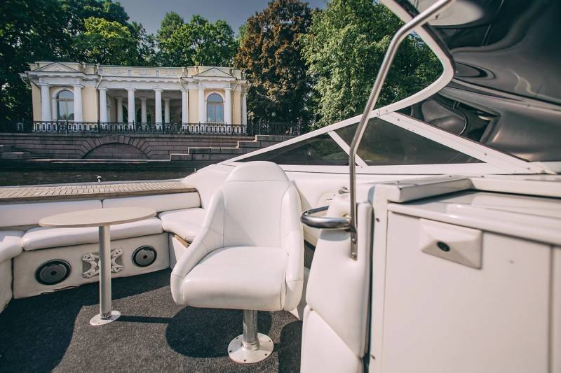 Интерьер и пассажирская зона катера Черный Шериф Crownline 266