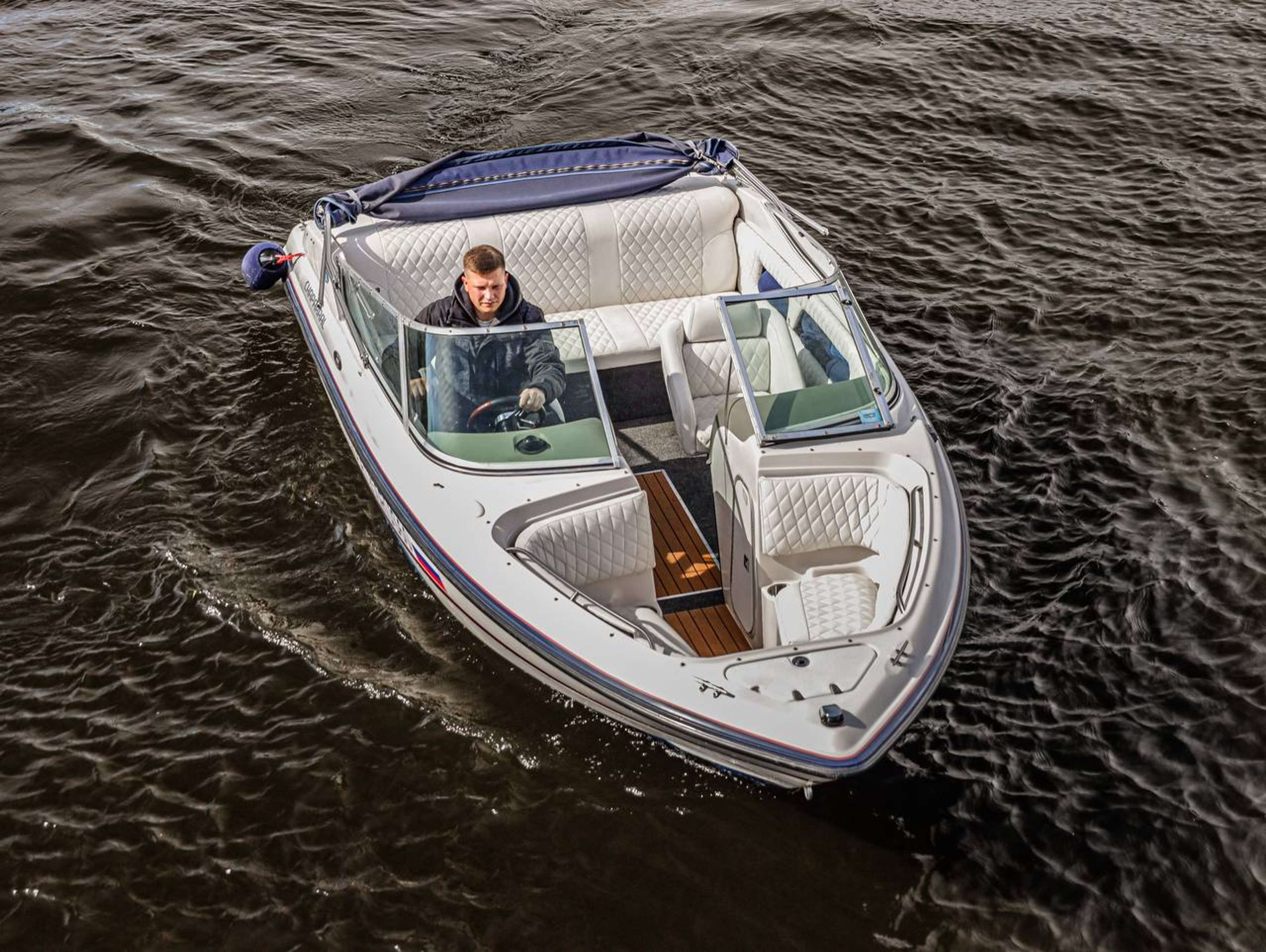 Аренда катера Просекко (Chaparral 190 Sport) для прогулок по воде