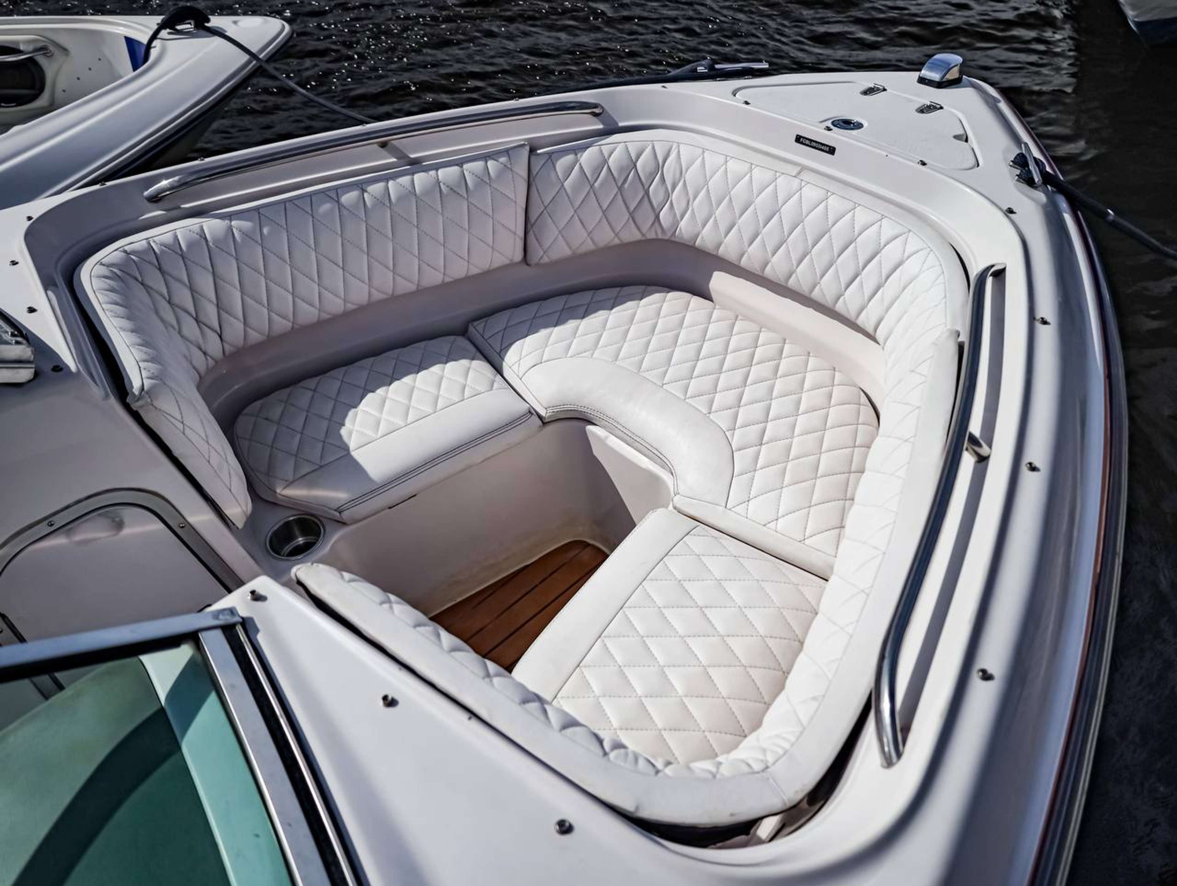 Красивый интерьер катера Просекко (Chaparral 190 Sport) для прогулок по воде