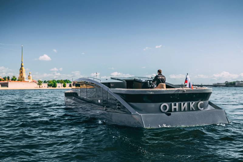 Премиальная моторная яхта Оникс Onyx длиной 17.5 метров на реке Фонтанке в СПб