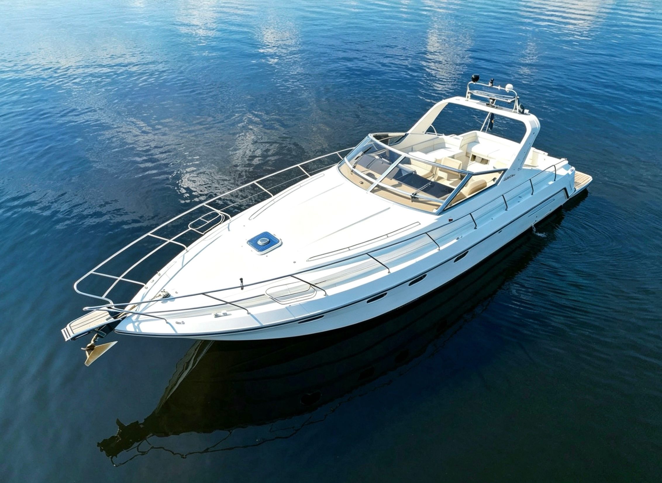 Моторная яхта Princess 46 Riviera на прогулке по Неве в Санкт-Петербурге