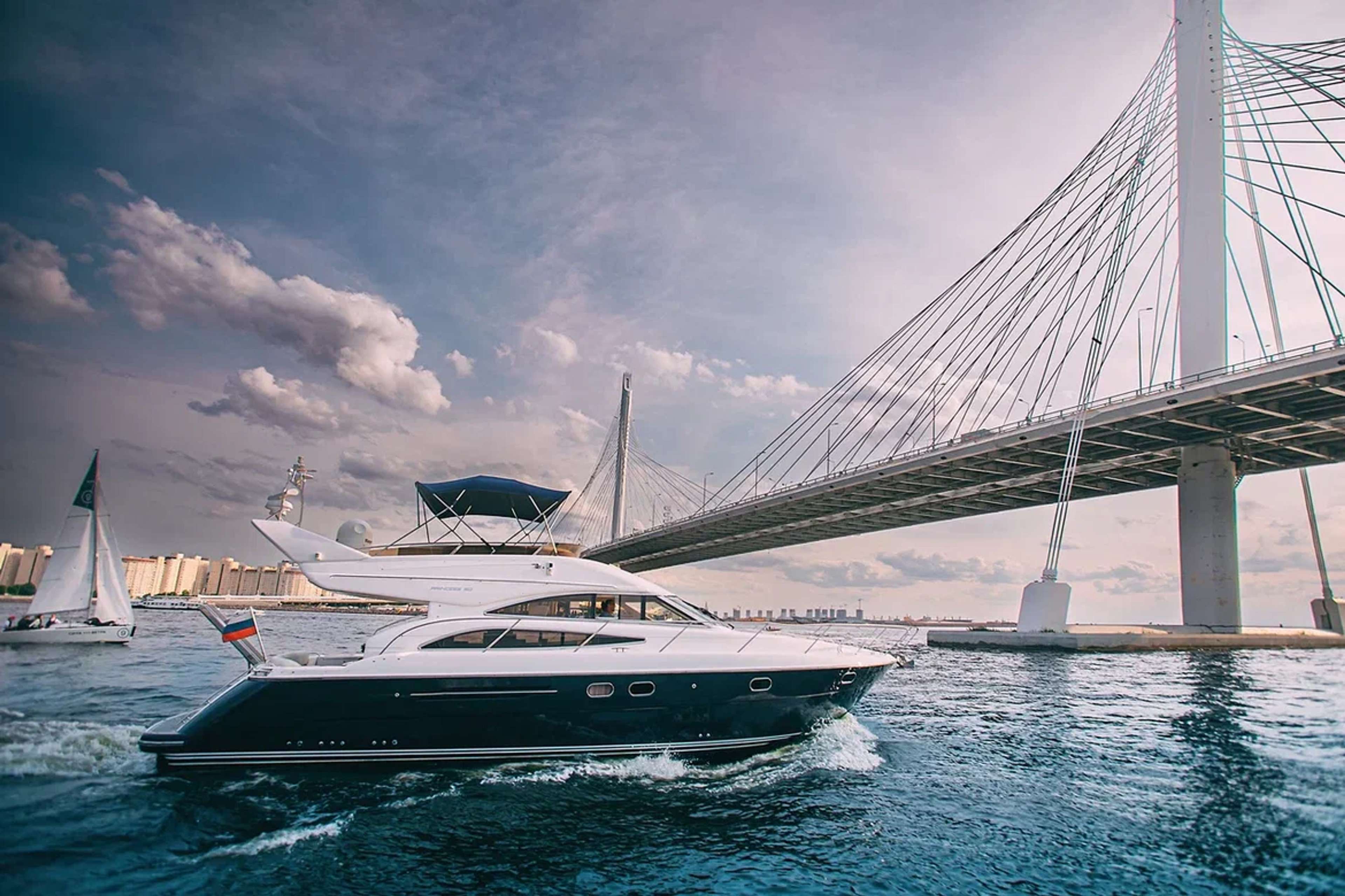 Двухпалубная моторная яхта Princess 50 на Неве в Санкт-Петербурге