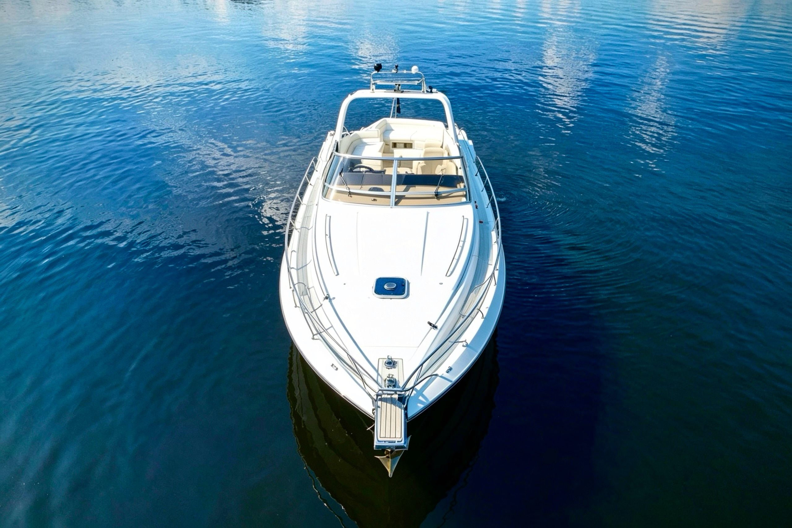Моторная яхта Princess 46 Riviera на прогулке по Неве в Санкт-Петербурге