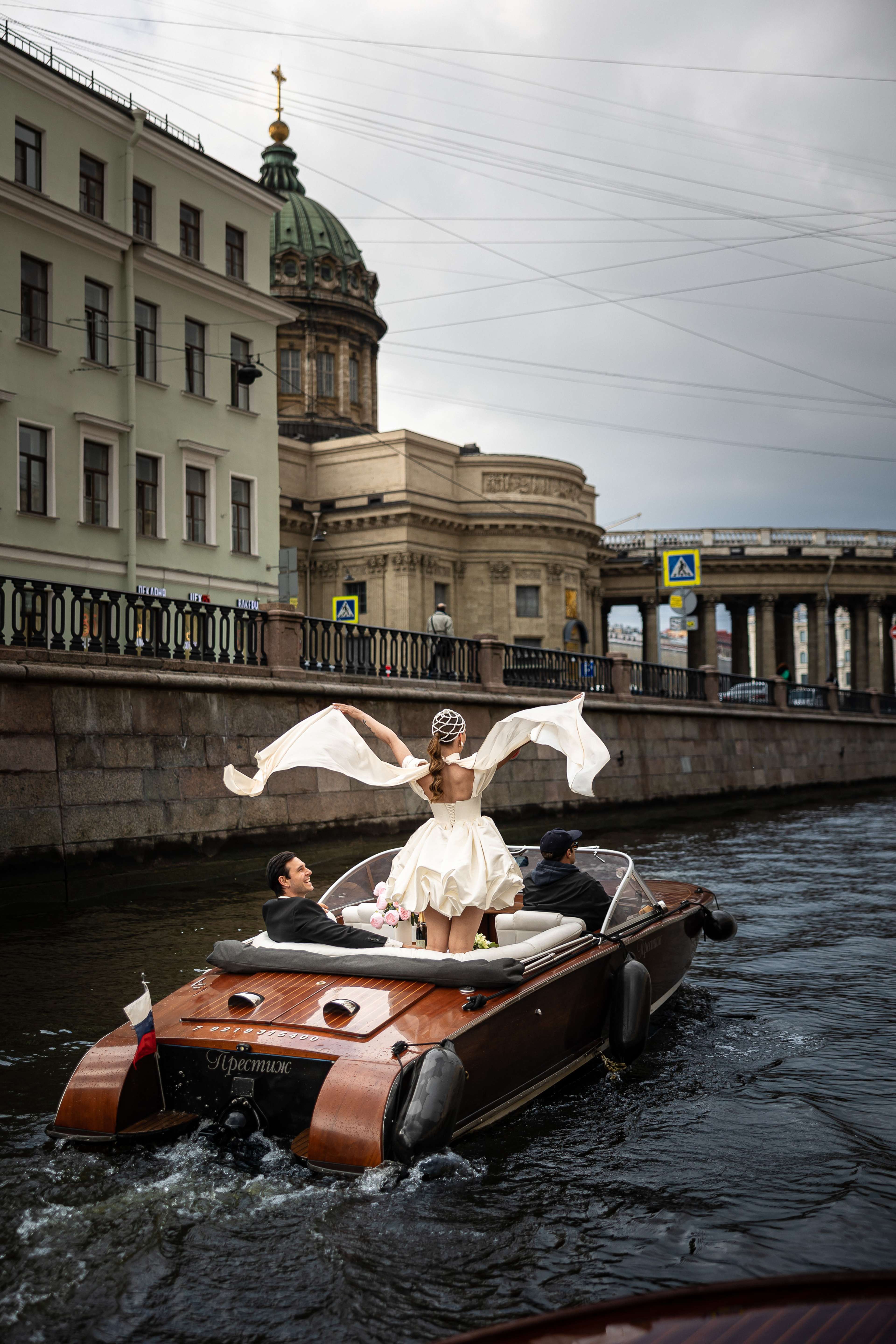 Аренда ретро-катера Престиж для свадебной фотосессии в Санкт-Петербурге