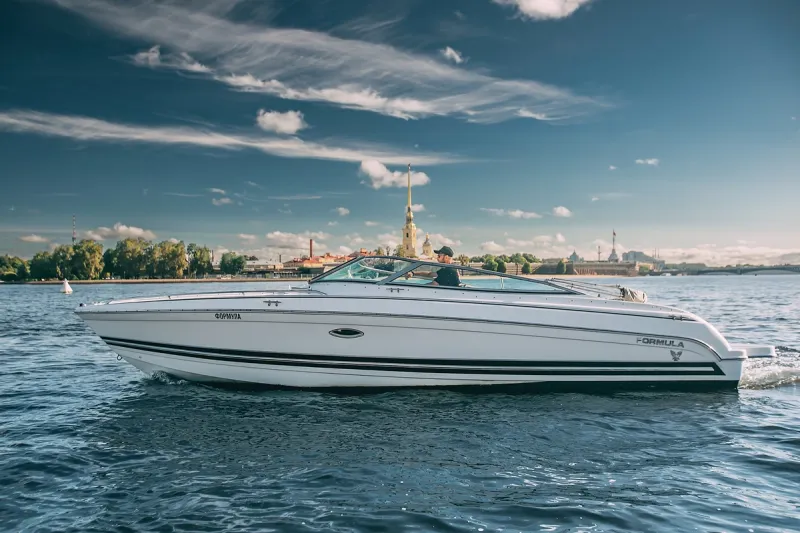 Скоростной катер Formula 260 для аренды в Сакт-Петербурге