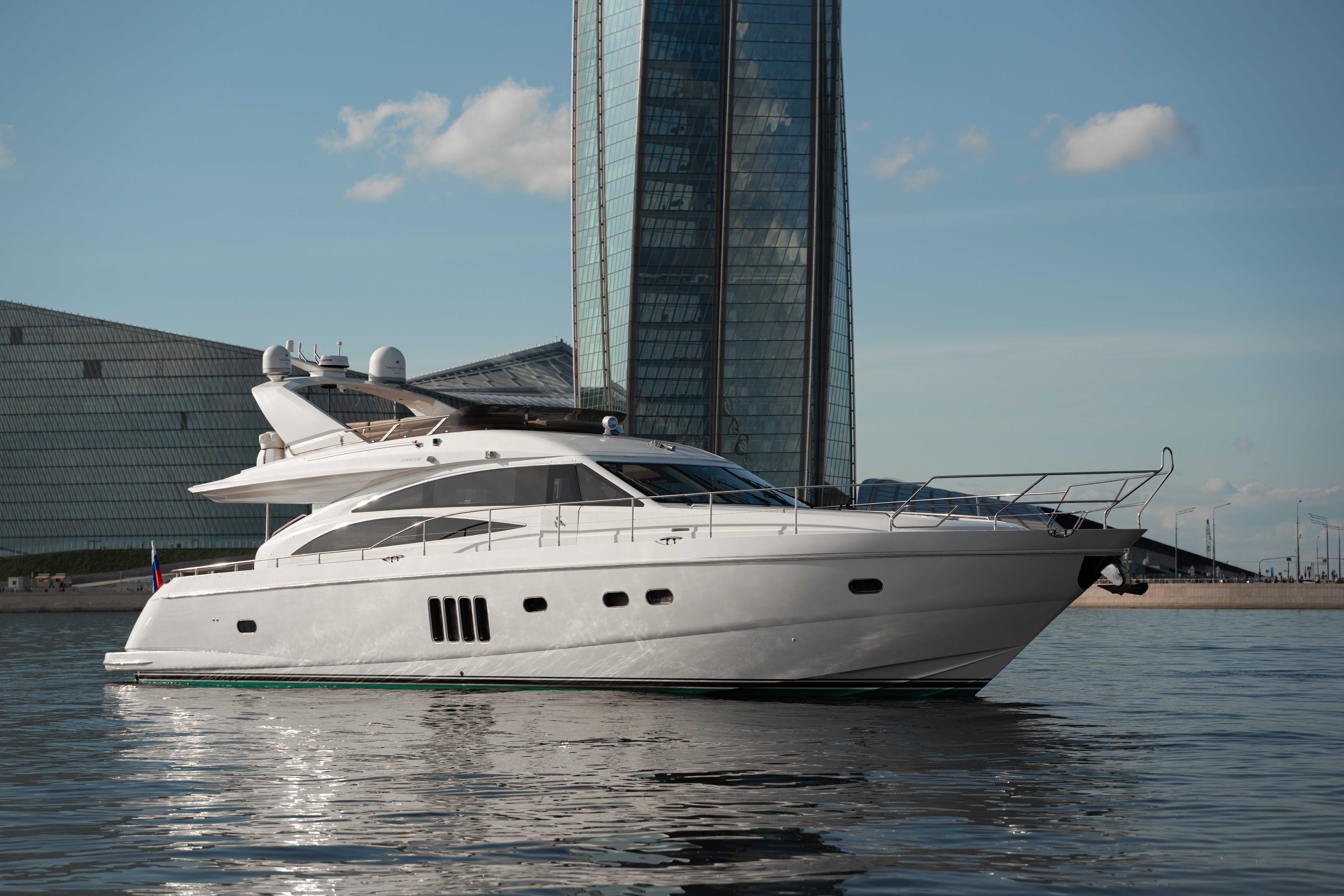 Моторная яхта Princess 68 на фоне Лахта Центра в Санкт-Петербурге.