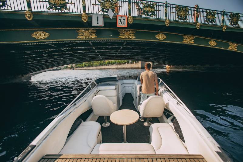 Интерьер и пассажирская зона катера Черный Шериф Crownline 266