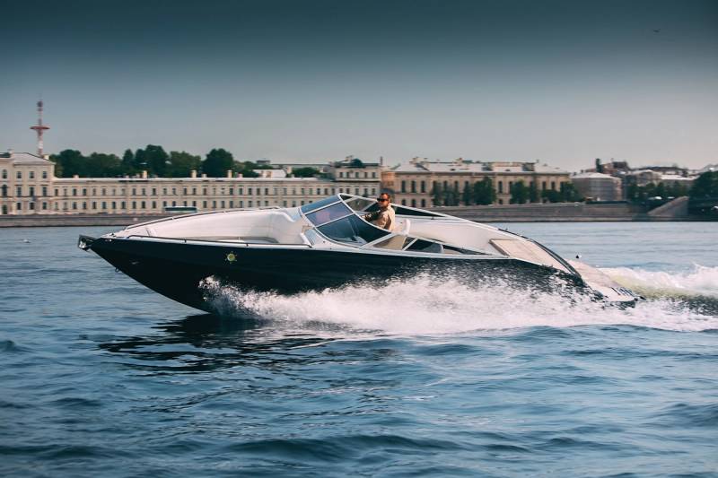 Катер BLACK SHERIFF Crownline 266 на реке в Санкт-Петербурге