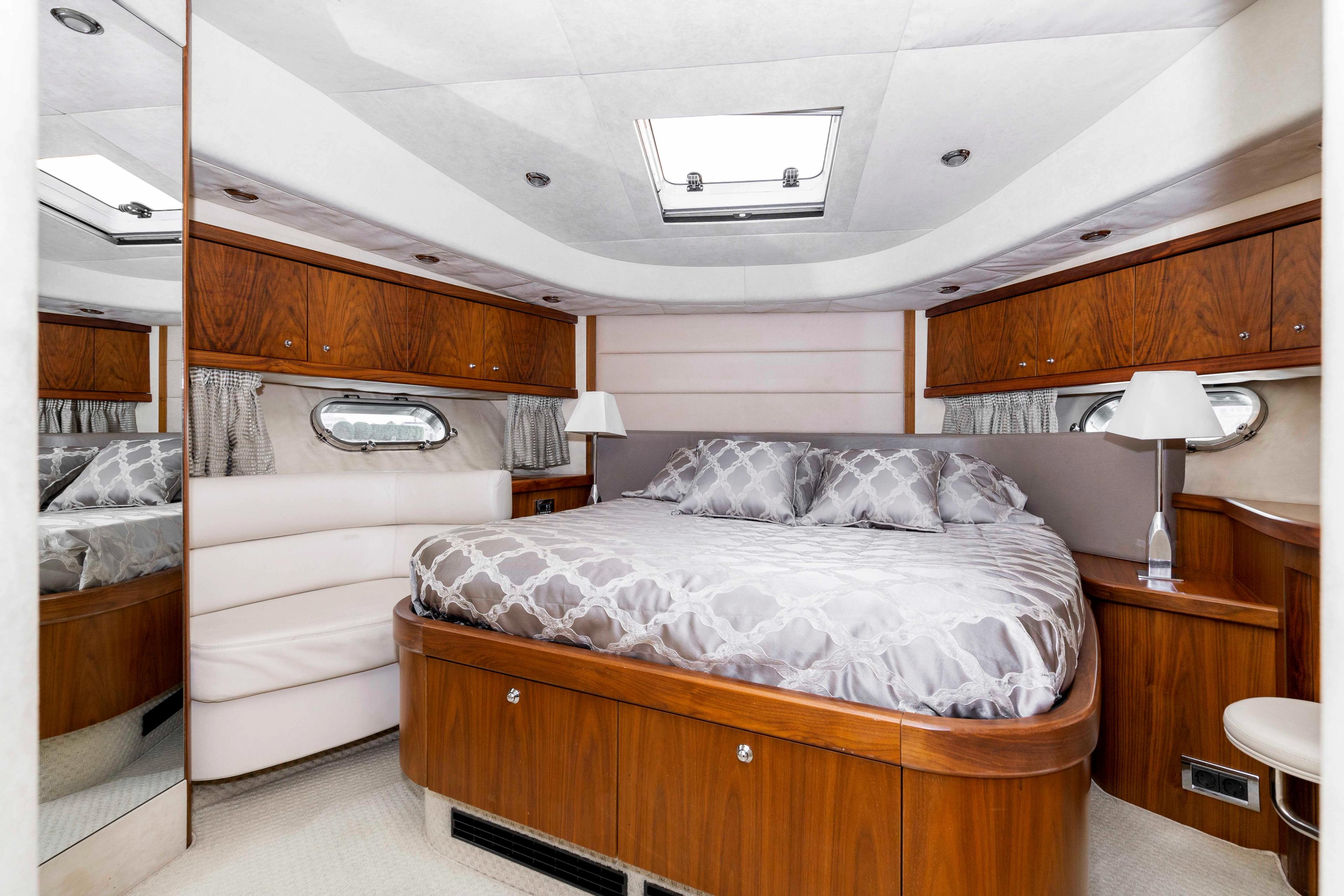 Зона для загара на носу яхты Sunseeker Pallada 70 с большой кроватью
