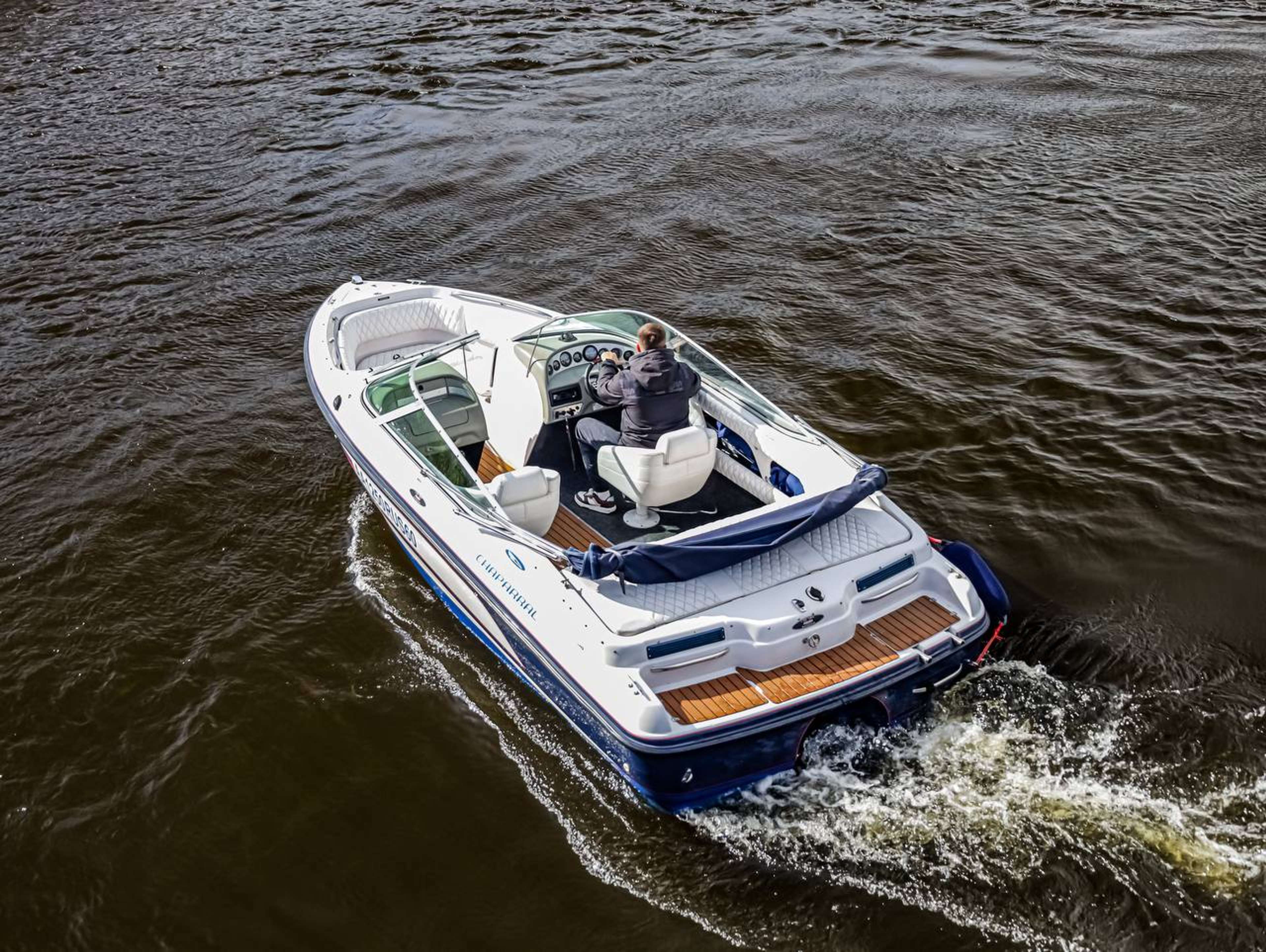 Аренда катера Просекко (Chaparral 190 Sport) для прогулок по воде