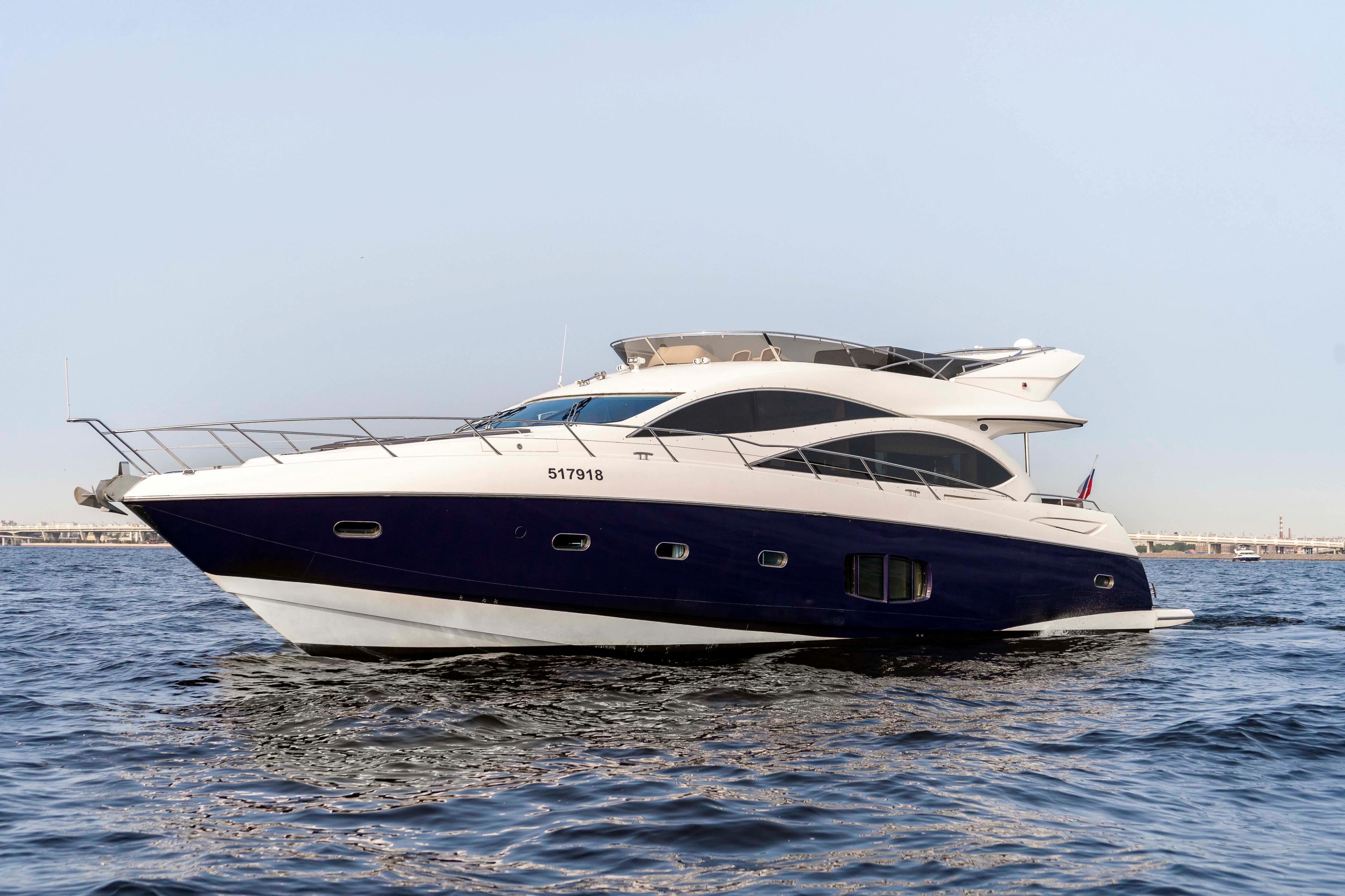 Роскошная 22-метровая яхта Sunseeker Pallada 70 на рейде в Санкт-Петербурге