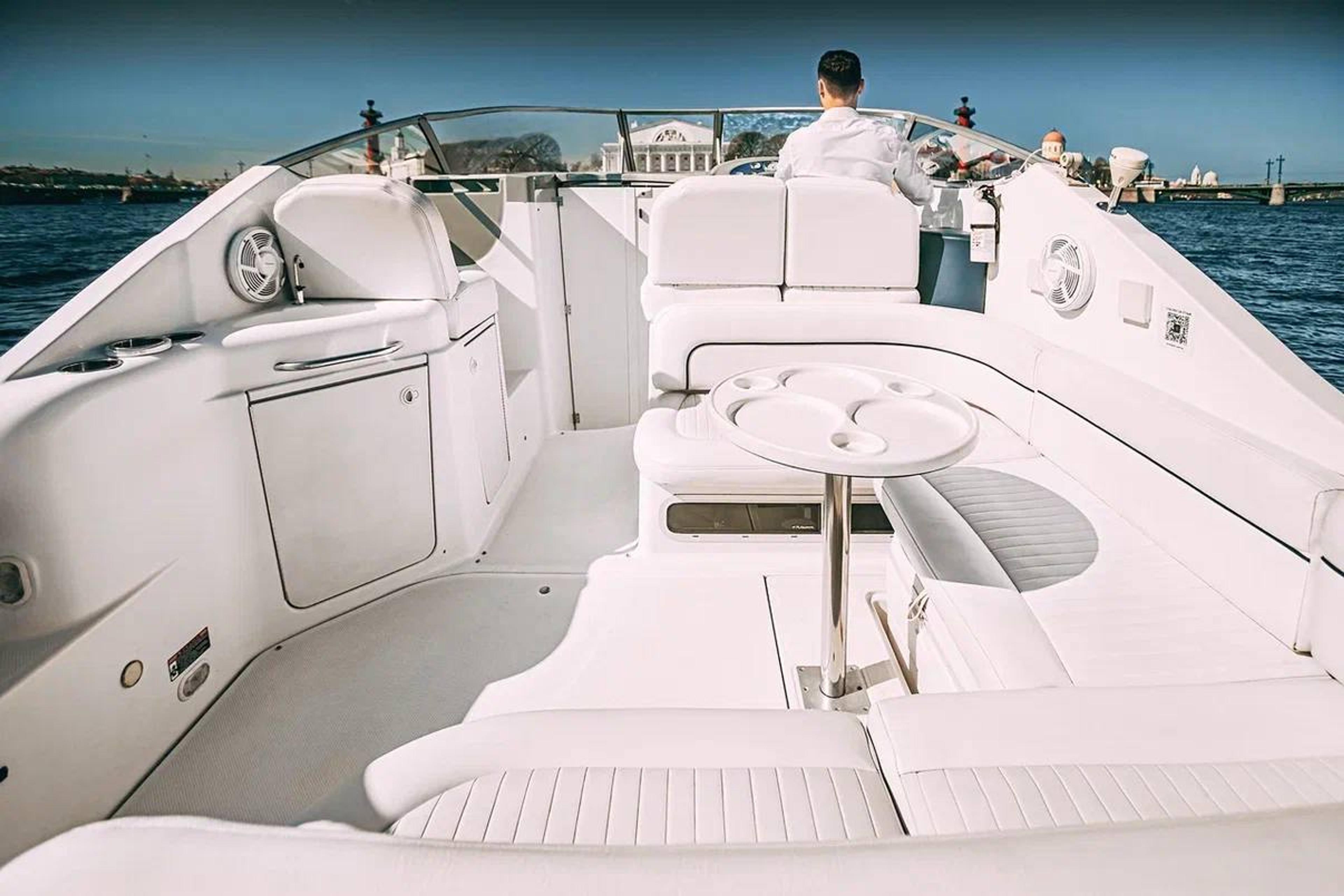 Стильный белый катер Bayliner 305 — идеальная площадка для фотосессий