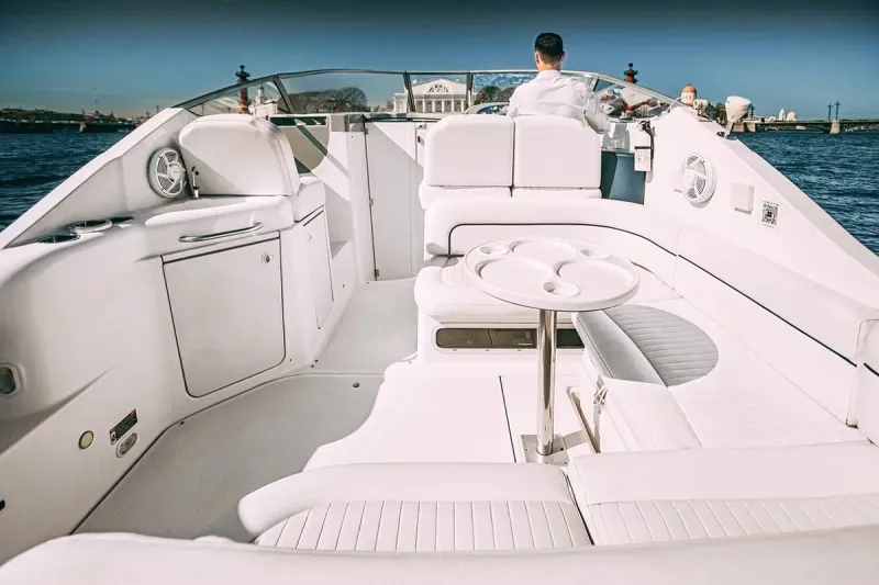 Стильный белый катер Bayliner 305 — идеальная площадка для фотосессий