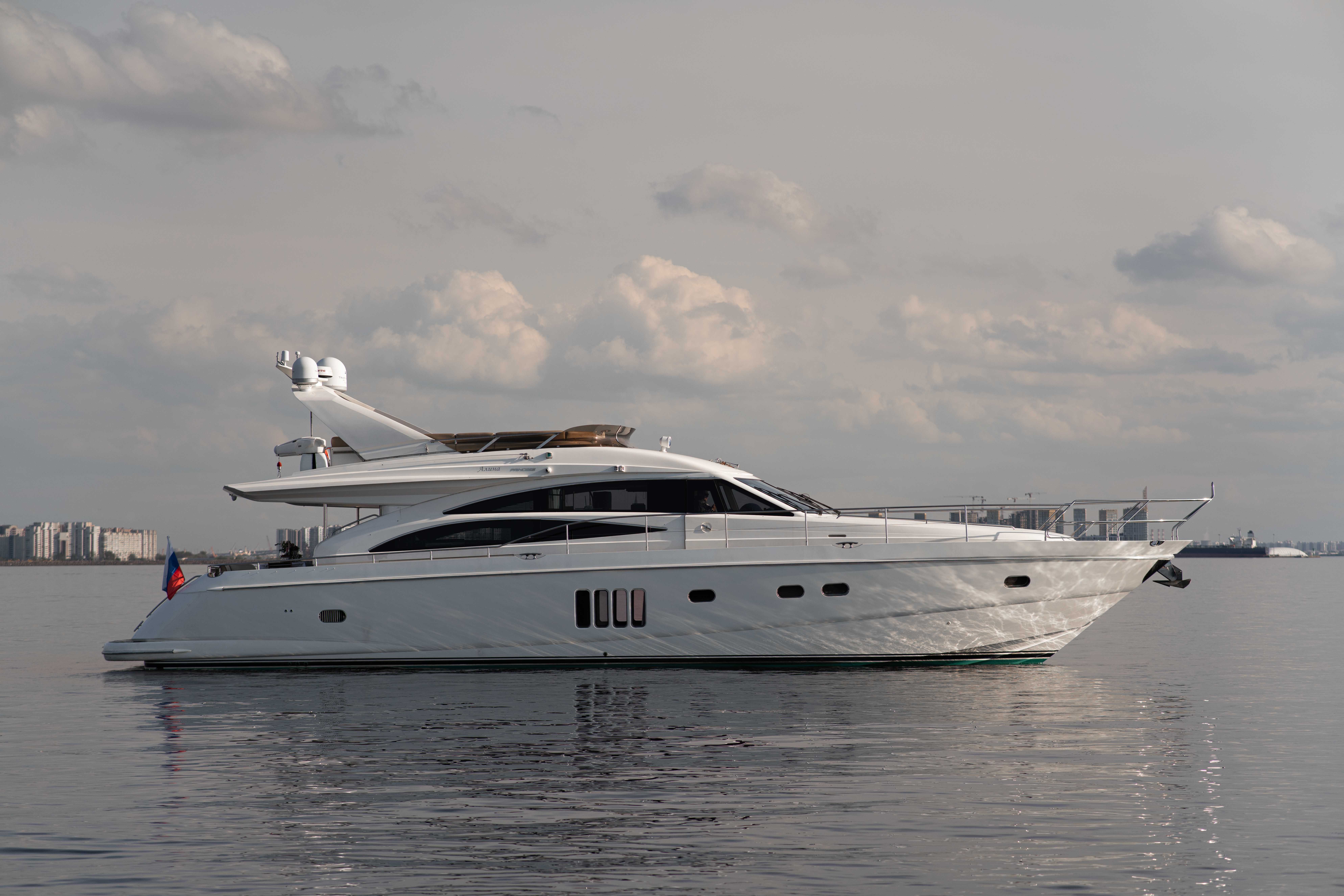 Вид сбоку на роскошное судно Princess 68 во время водной прогулки.