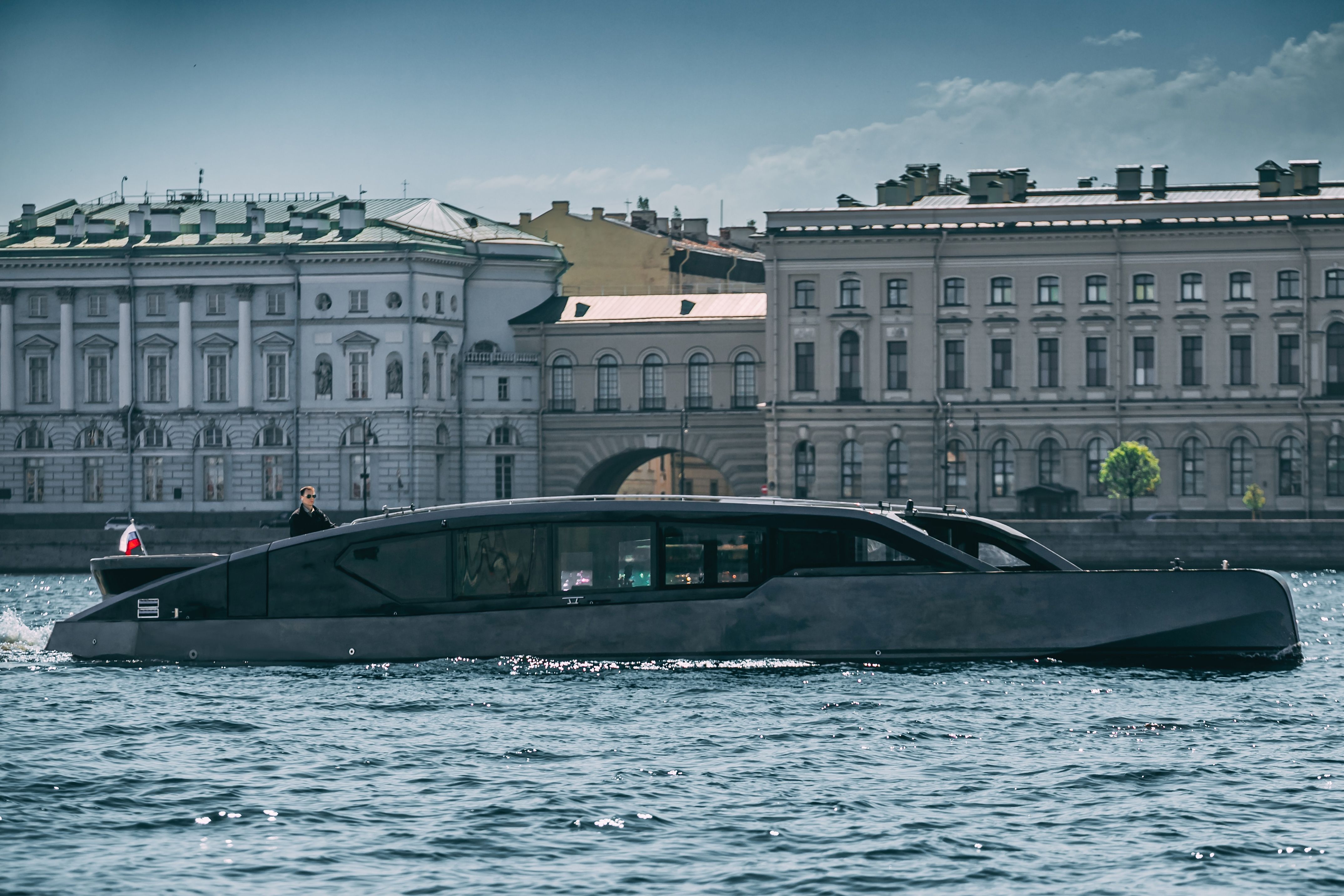 Премиальная моторная яхта Оникс Onyx длиной 17.5 метров на реке Фонтанке в СПб