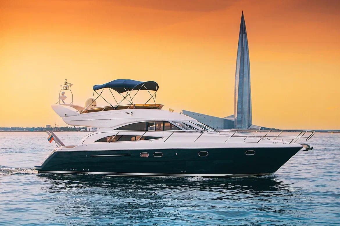 Двухпалубная моторная яхта Princess 50 на Неве в Санкт-Петербурге