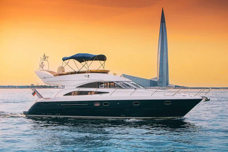 Двухпалубная моторная яхта Princess 50 на Неве в Санкт-Петербурге