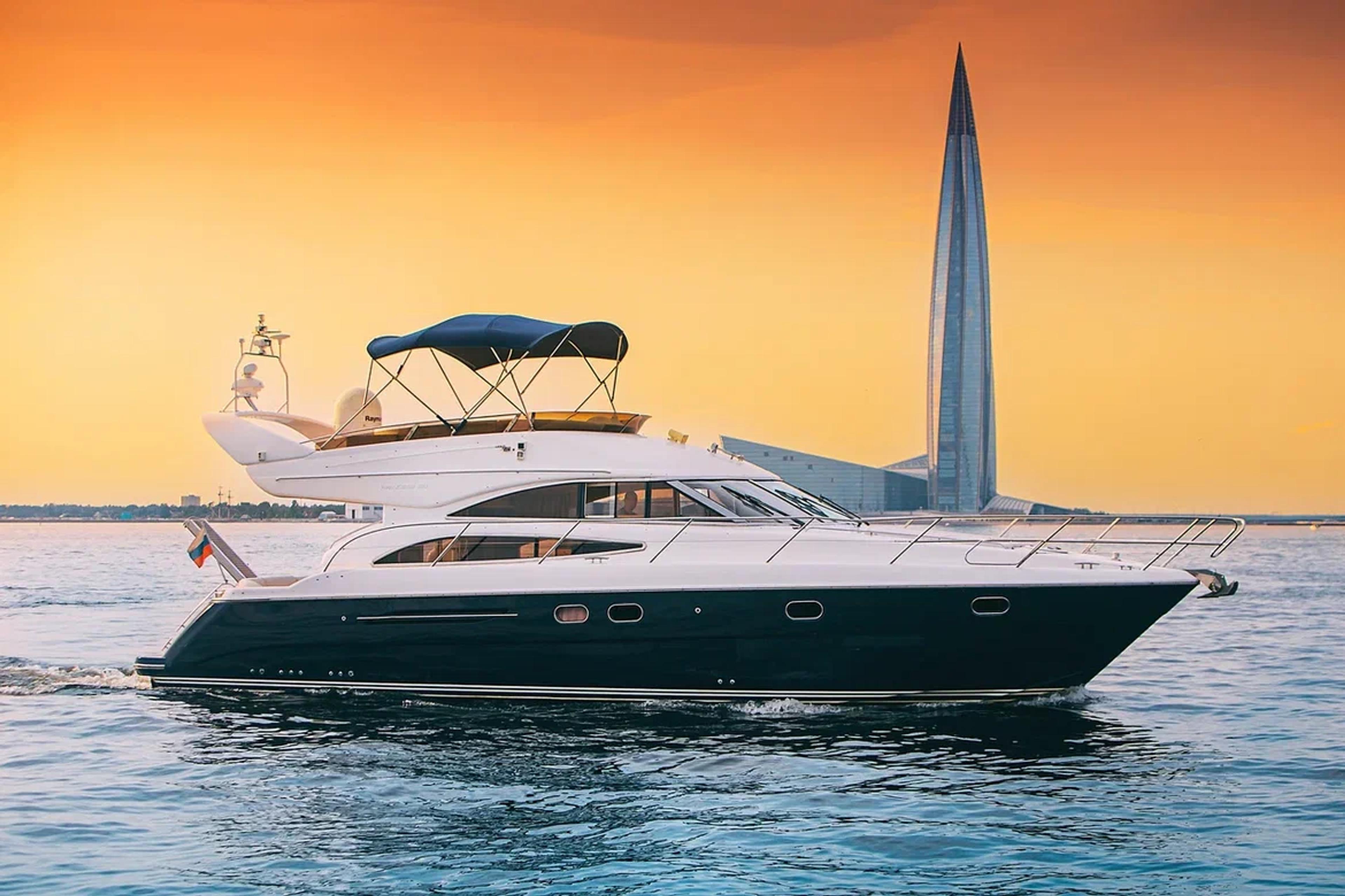 Двухпалубная моторная яхта Princess 50 на Неве в Санкт-Петербурге