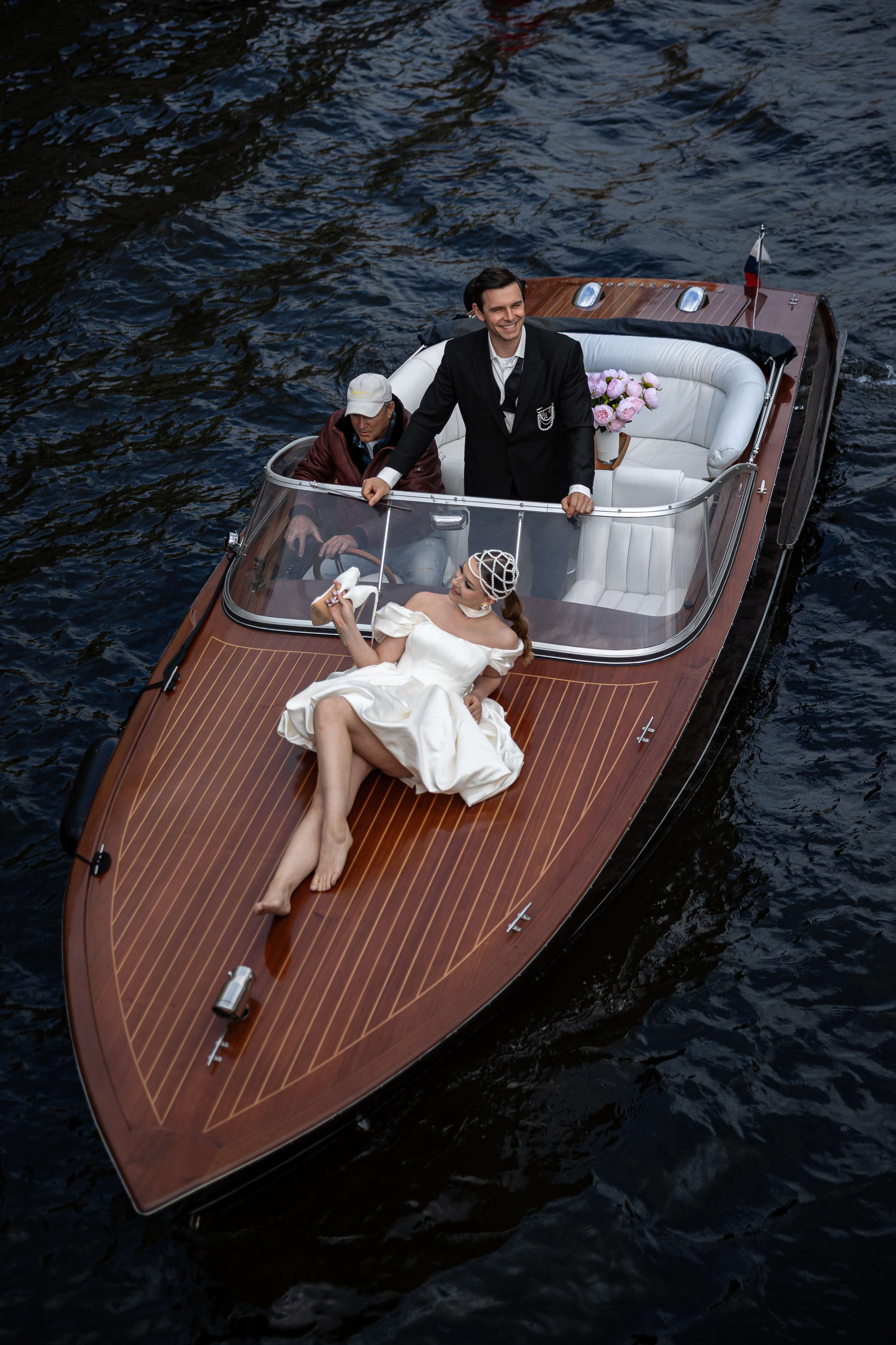 Свадебная фотосессия на воде на элегантном катере Prestige в СПб