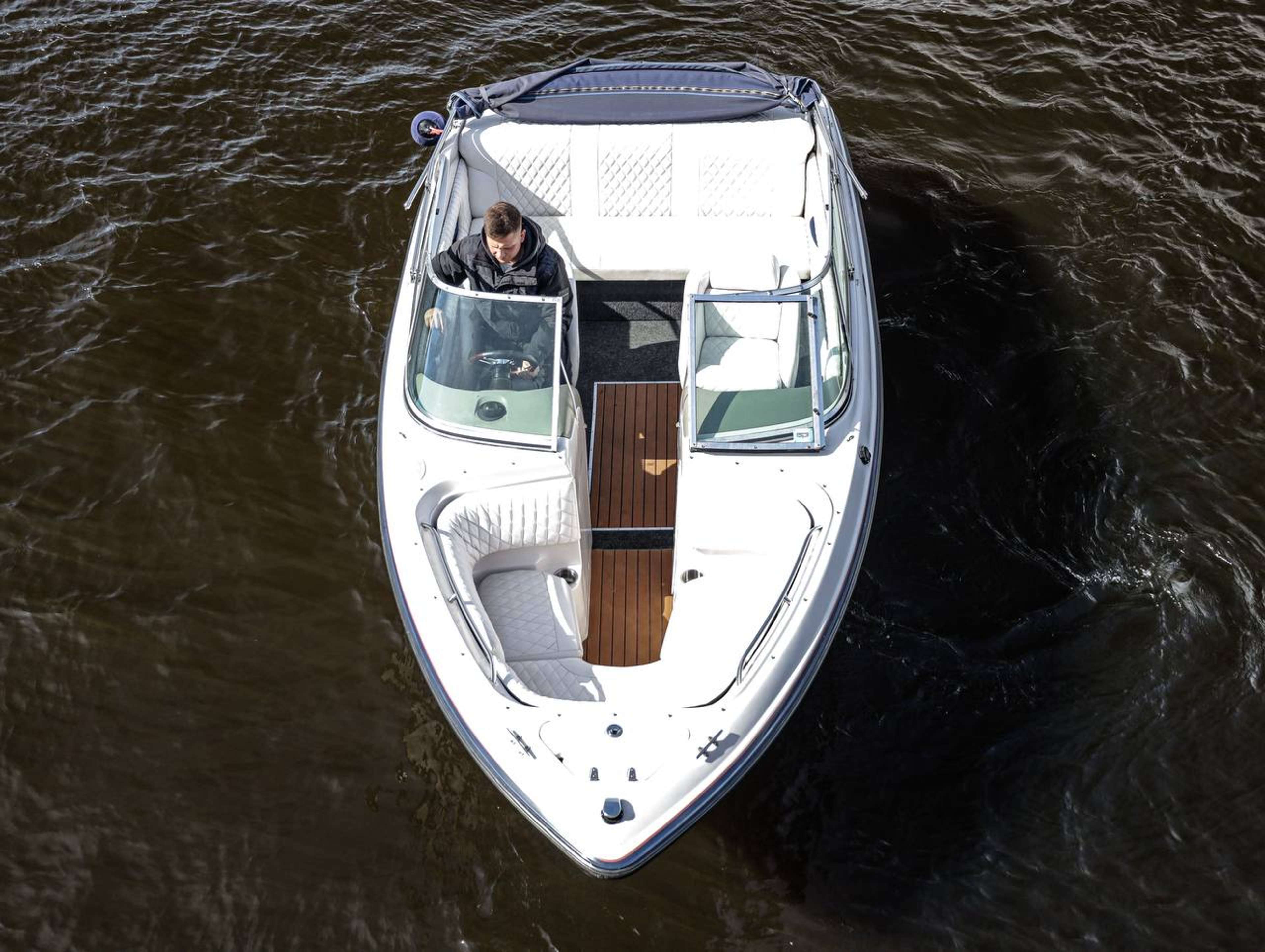 Аренда катера Просекко (Chaparral 190 Sport) для прогулок по воде