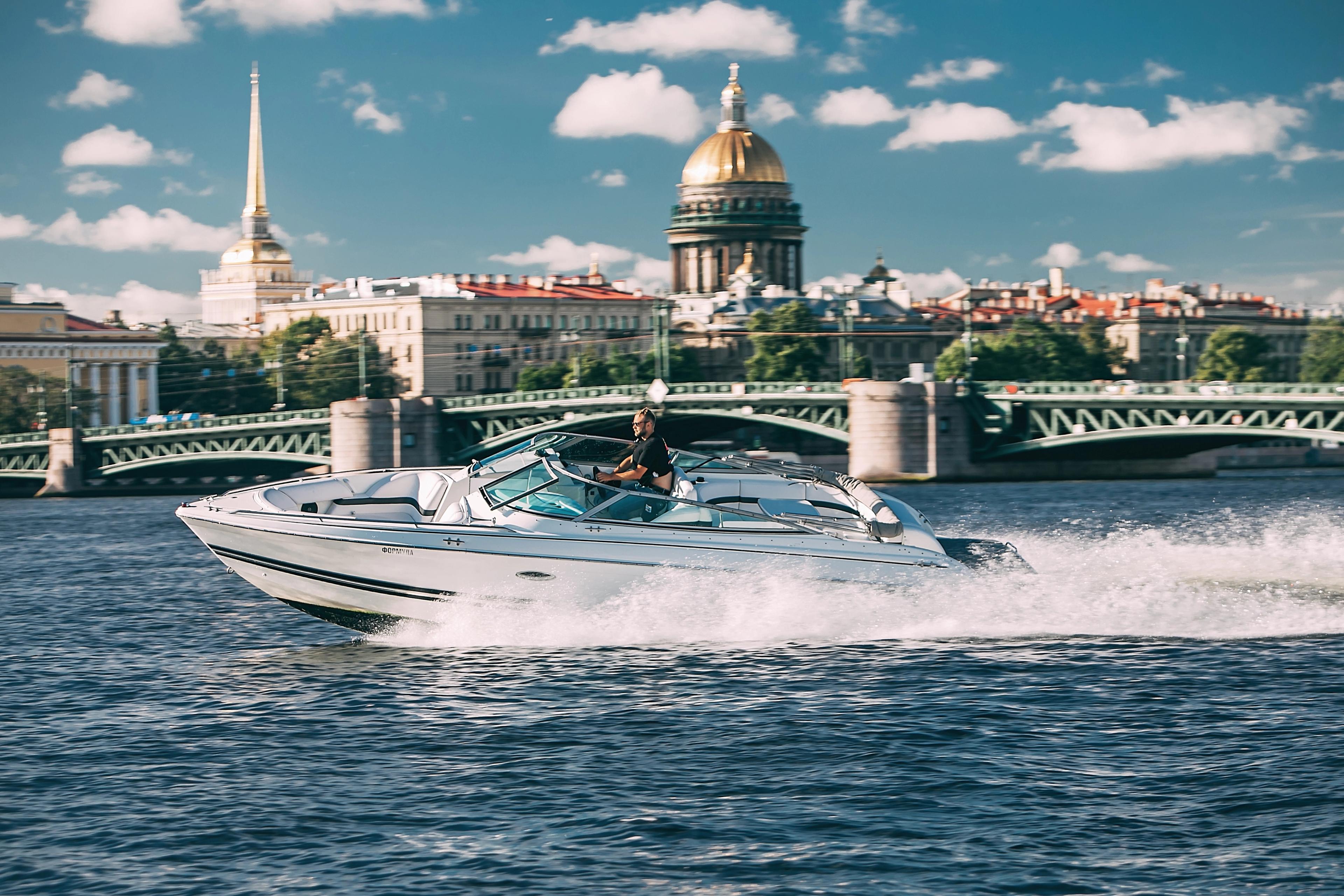 Белоснежный прогулочный катер Formula 260 на реках и каналах Санкт-Петербурга.