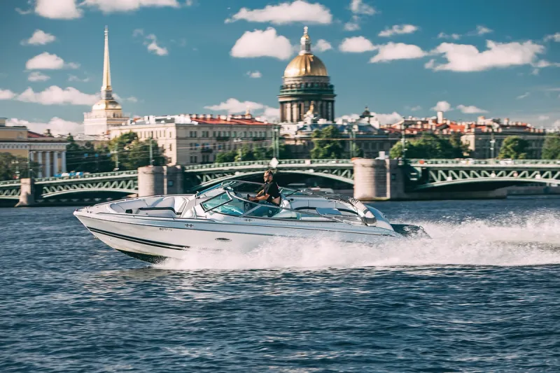 Белоснежный прогулочный катер Formula 260 на реках и каналах Санкт-Петербурга.