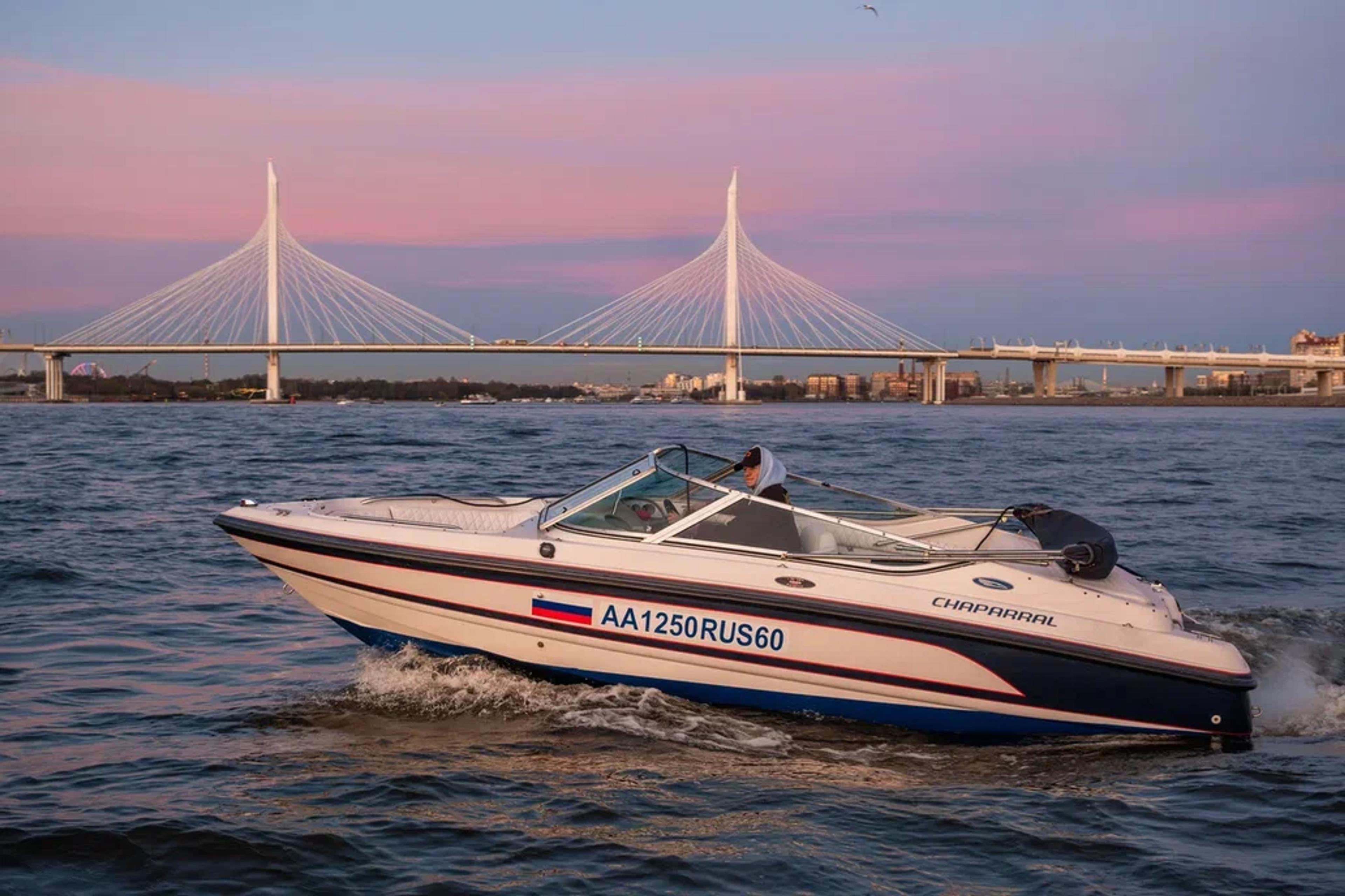 Бело-синий боурайдер Chaparral 190 Sport на полном ходу