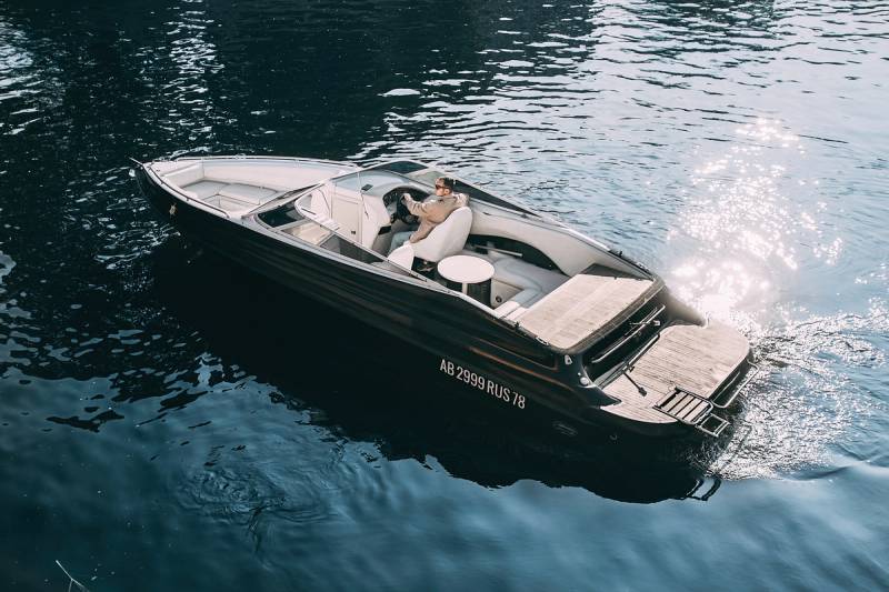 Катер BLACK SHERIFF Crownline 266 на реке в Санкт-Петербурге
