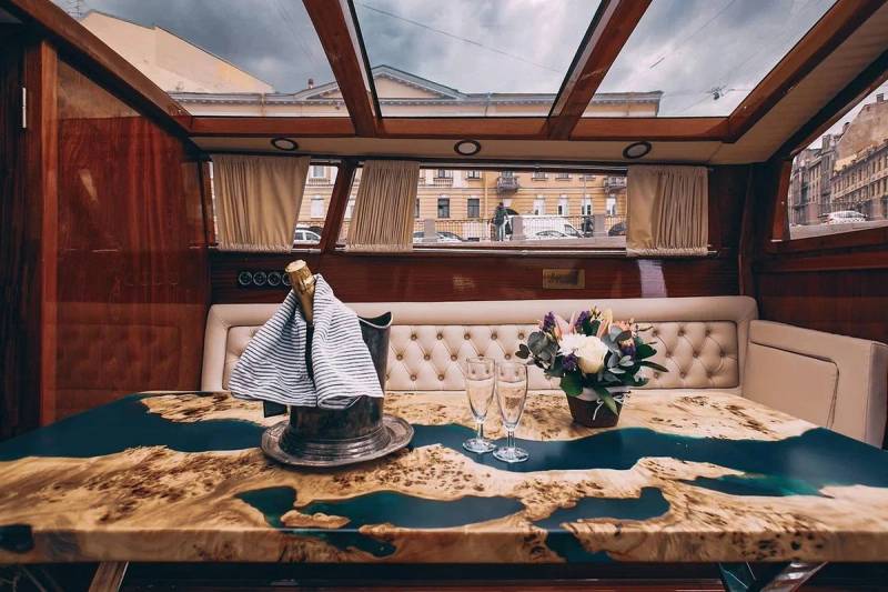 Роскошный салон катера Венеция Норд (Venezia Nord) с панорамной стеклянной крышей