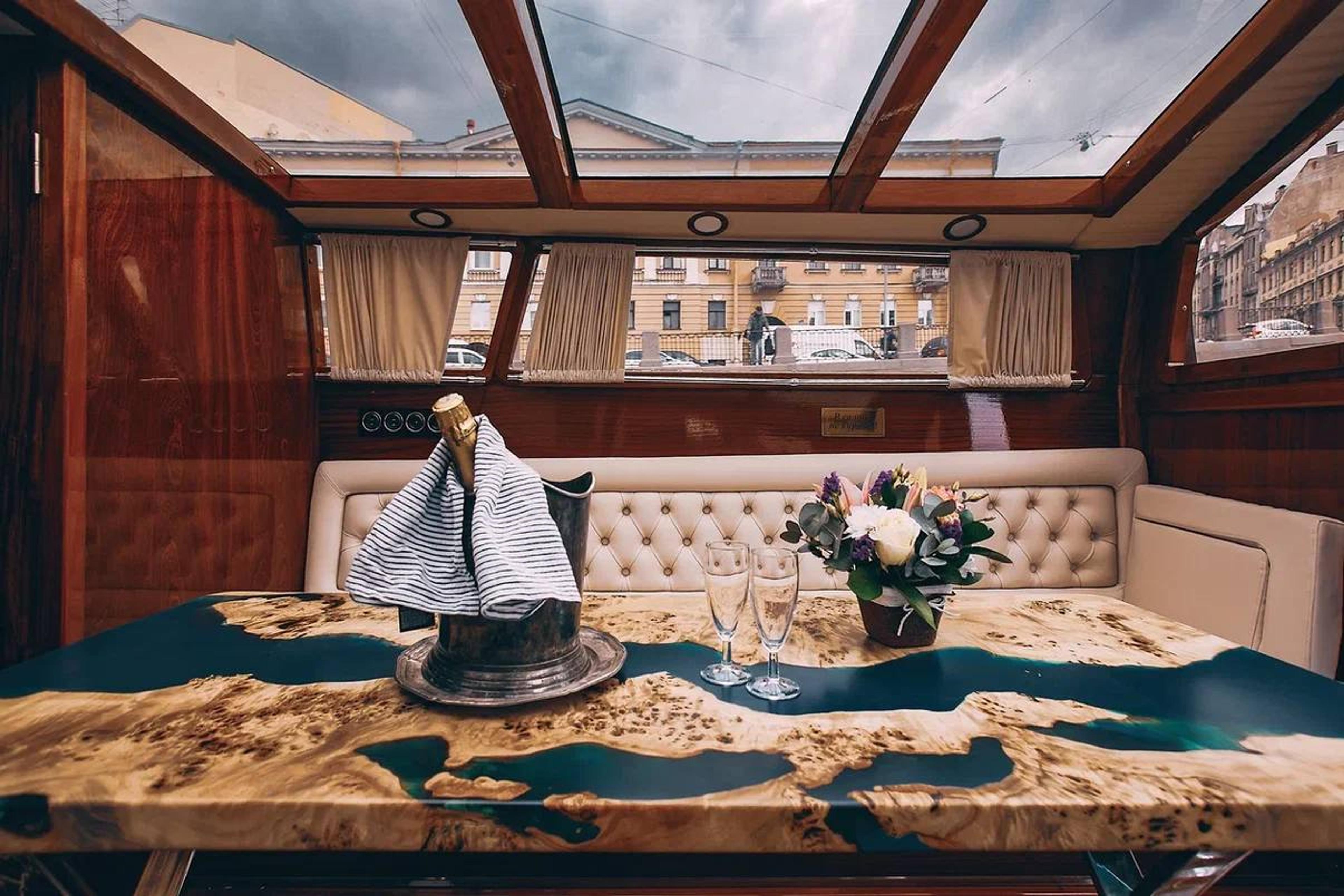 Роскошный салон катера Венеция Норд (Venezia Nord) с панорамной стеклянной крышей
