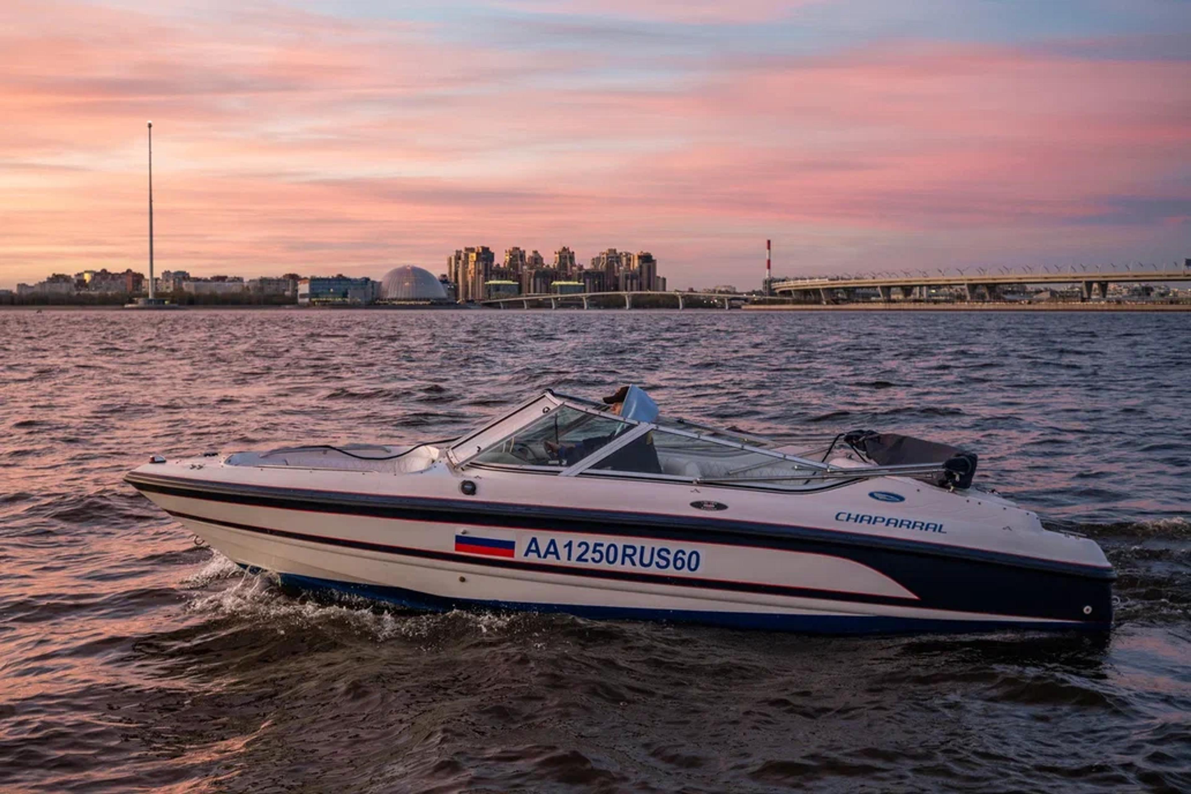 Прогулочный катер Chaparral 190 Sport — идеальный выбор для водных прогулок