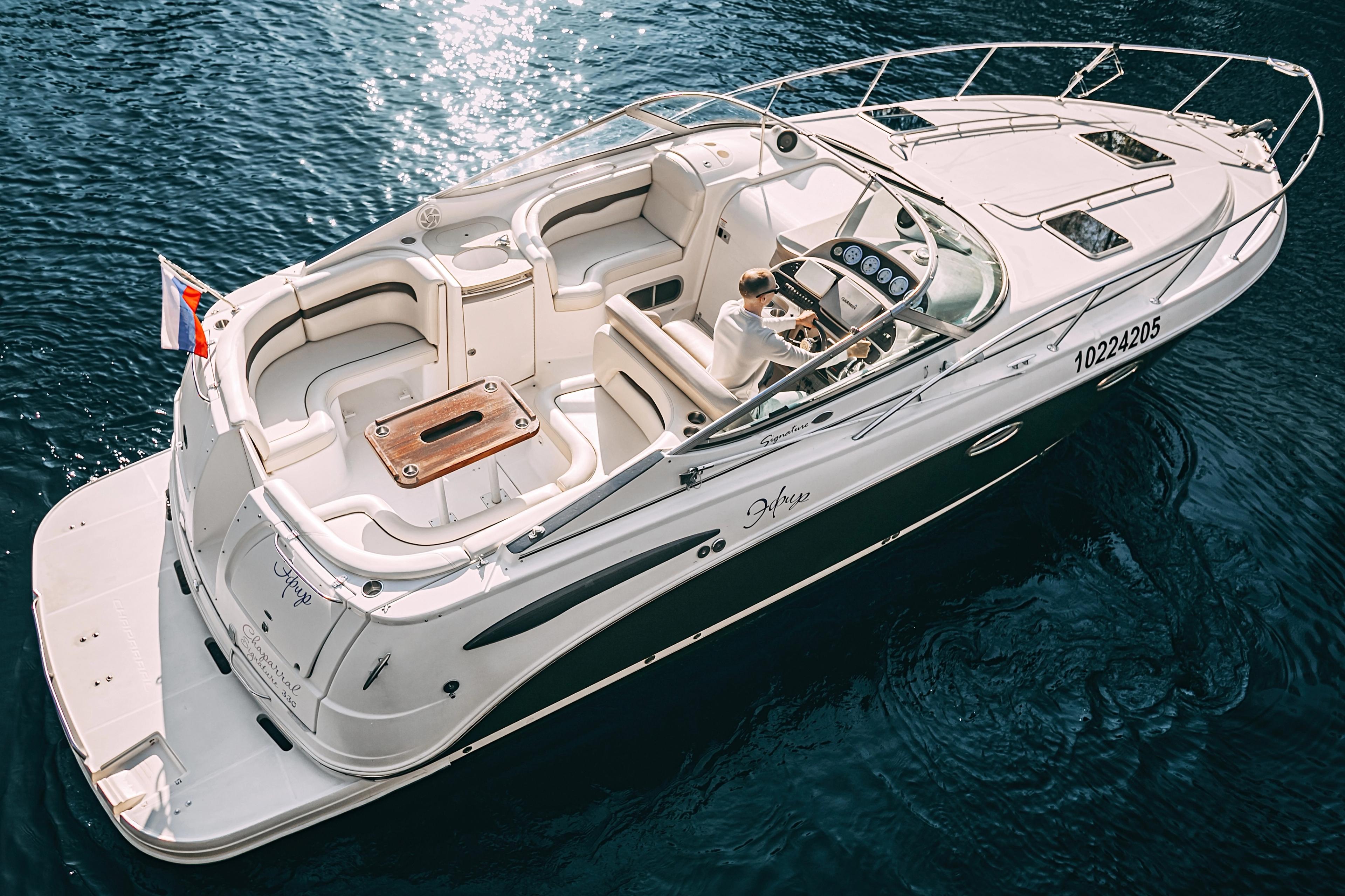 Круизный 11-метровый катер Chaparral 330 Эфир в Санкт-Петербурге