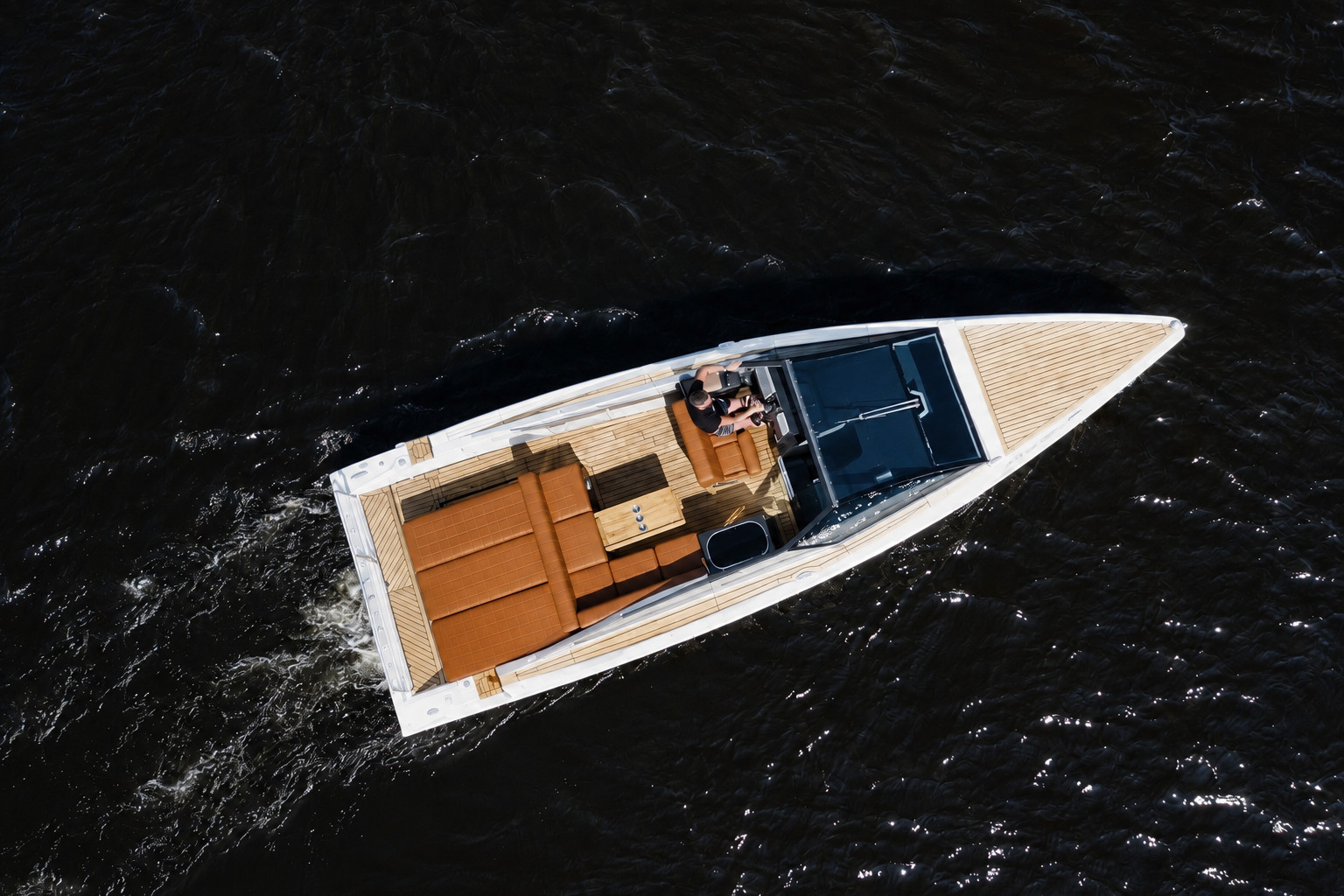Белоснежный прогулочный катер Интеллигент Velvette White 33 на воде в Санкт-Петербурге