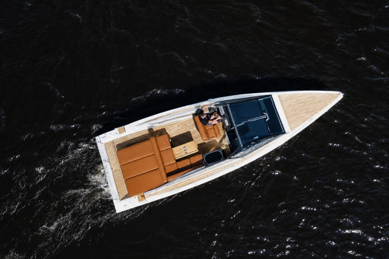 Белоснежный прогулочный катер Интеллигент Velvette White 33 на воде в Санкт-Петербурге