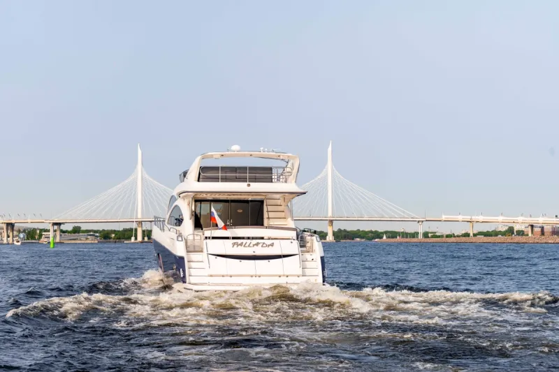 Аренда яхты Sunseeker Pallada 70 для VIP-круизов по Неве и Финскому заливу