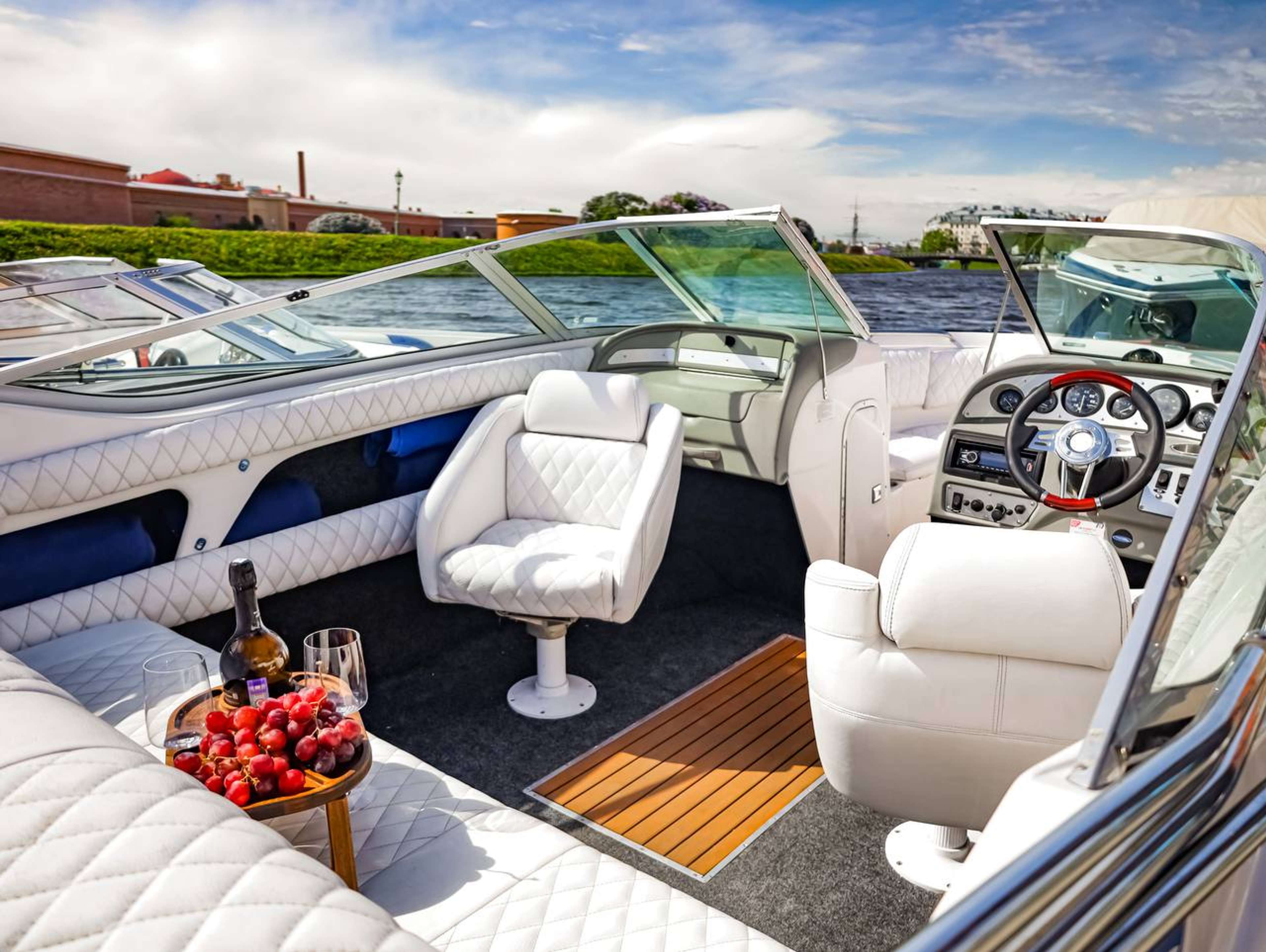 Красивый интерьер катера Просекко (Chaparral 190 Sport) для прогулок по воде