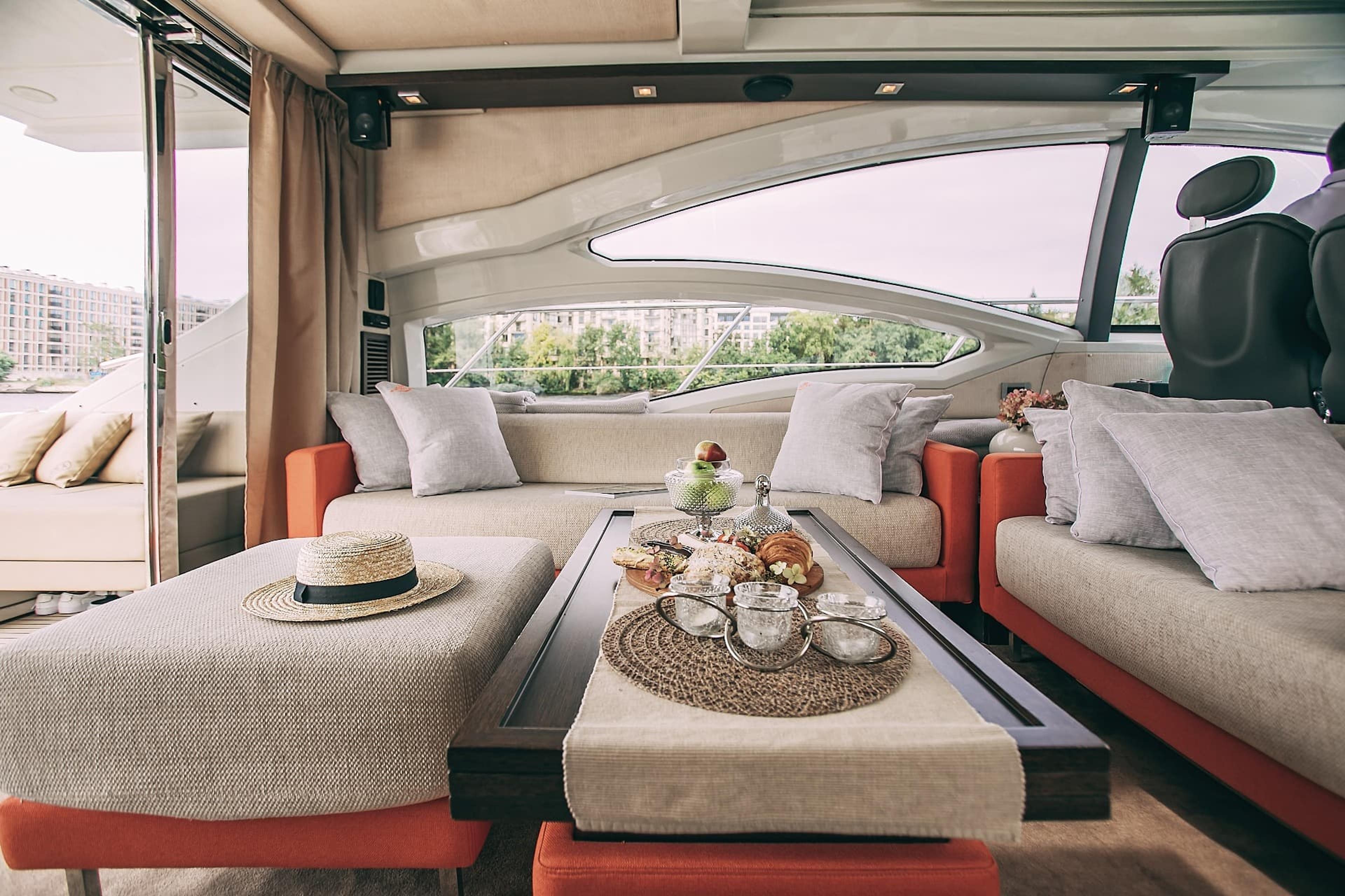 Просторный салон и стильный интерьер яхты Azimut 62S