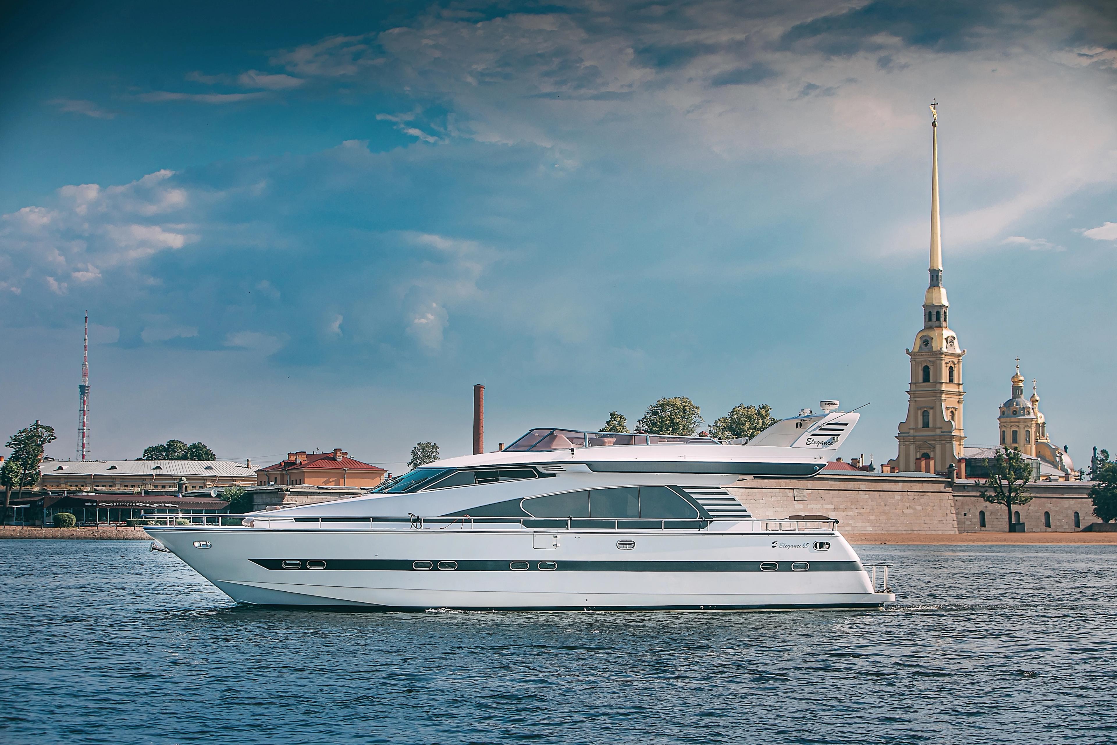 Люксовая моторная яхта Elegance 65 — изысканный вид сбоку на судно на воде