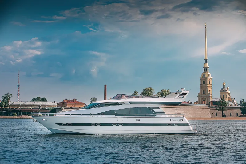 Люксовая моторная яхта Elegance 65 — изысканный вид сбоку на судно на воде