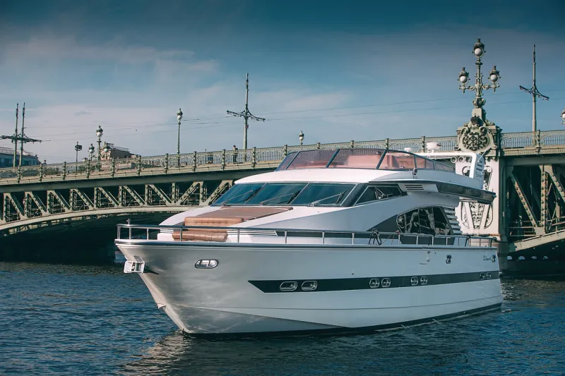 Люксовая моторная яхта Elegance 65 — изысканный профиль судна на воде