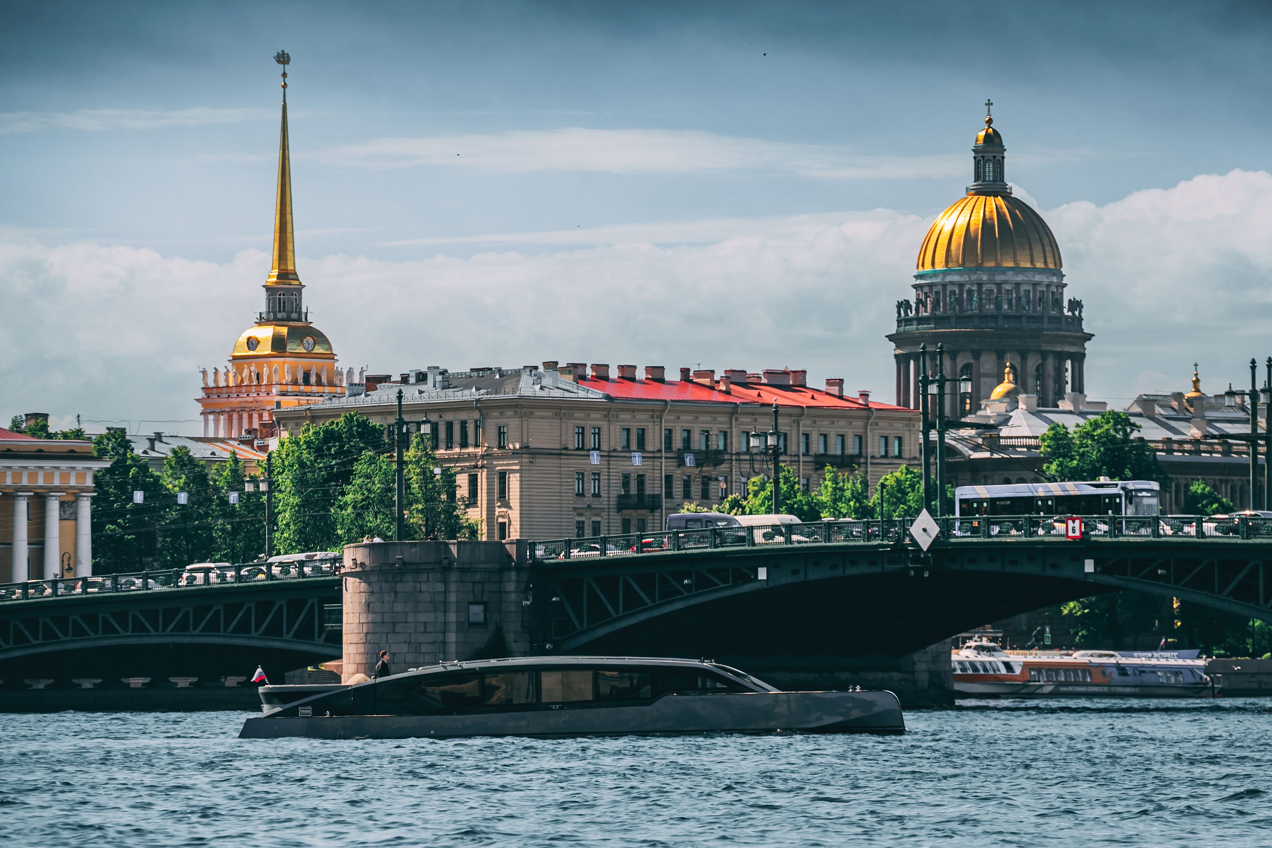 Премиальная моторная яхта Оникс Onyx длиной 17.5 метров на реке Фонтанке в СПб